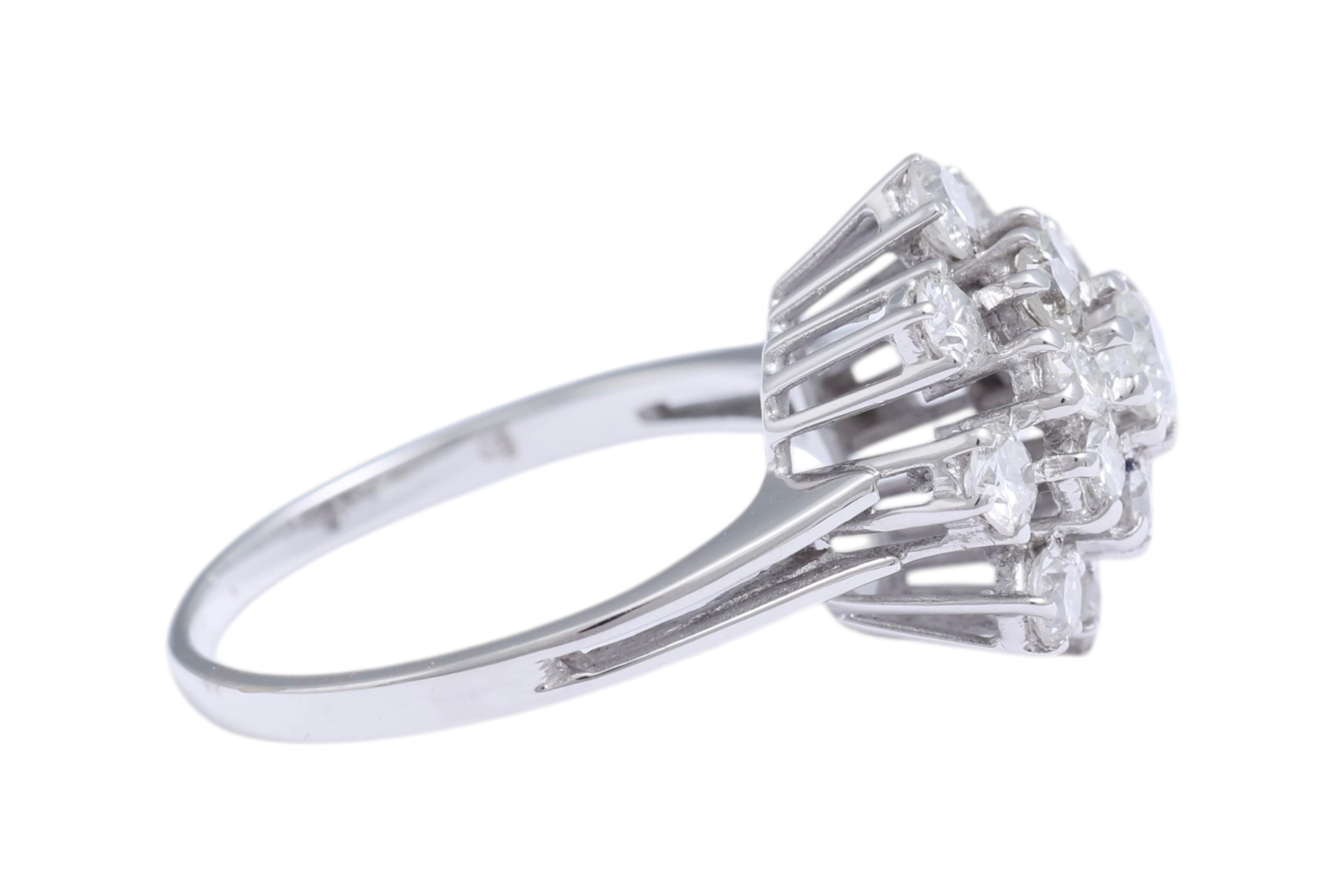 18 Kt White Gold Flower Shaped Ring with Diamonds In Excellent Condition For Sale In Antwerp, BE