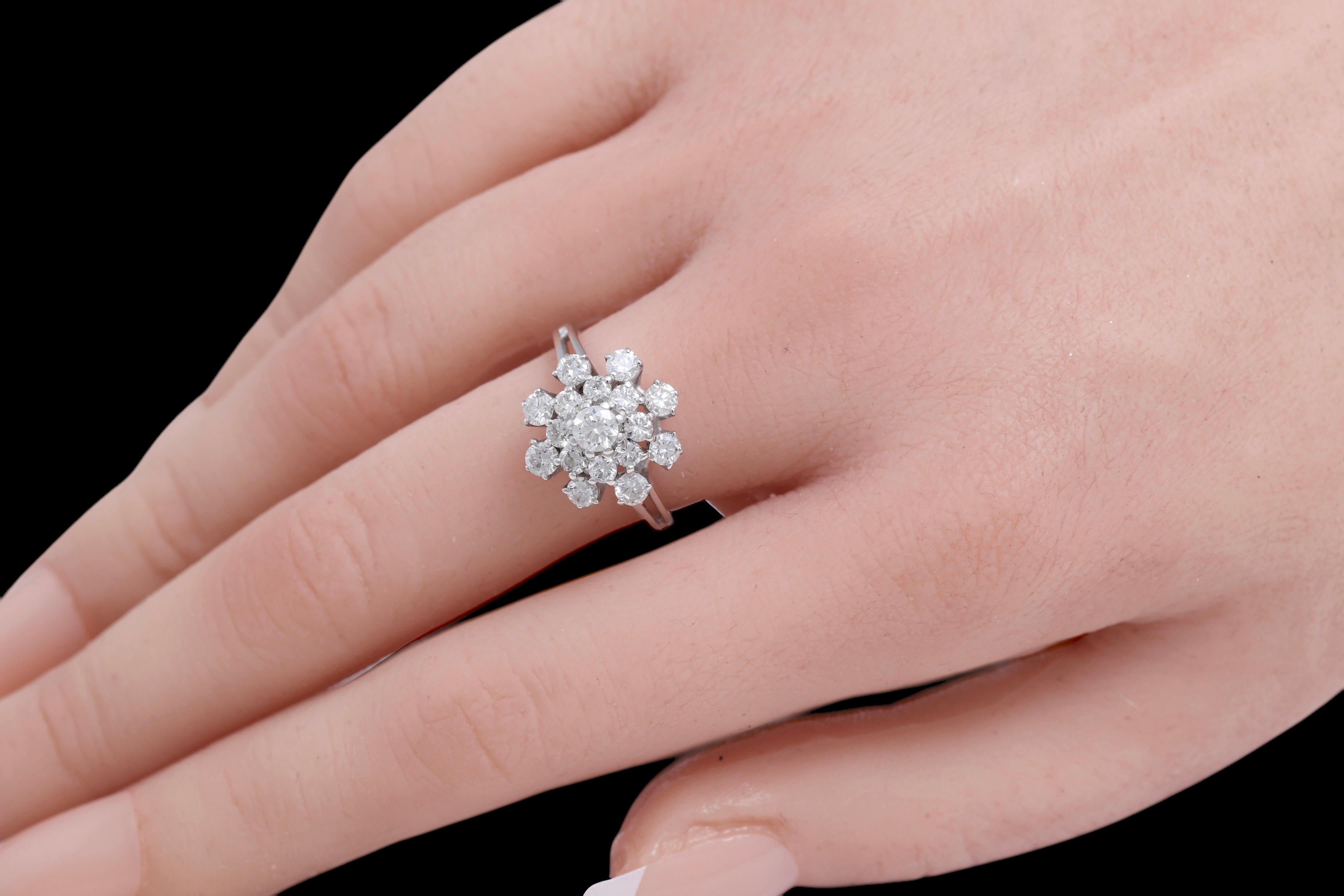 18 Kt White Gold Flower Shaped Ring with Diamonds For Sale 2