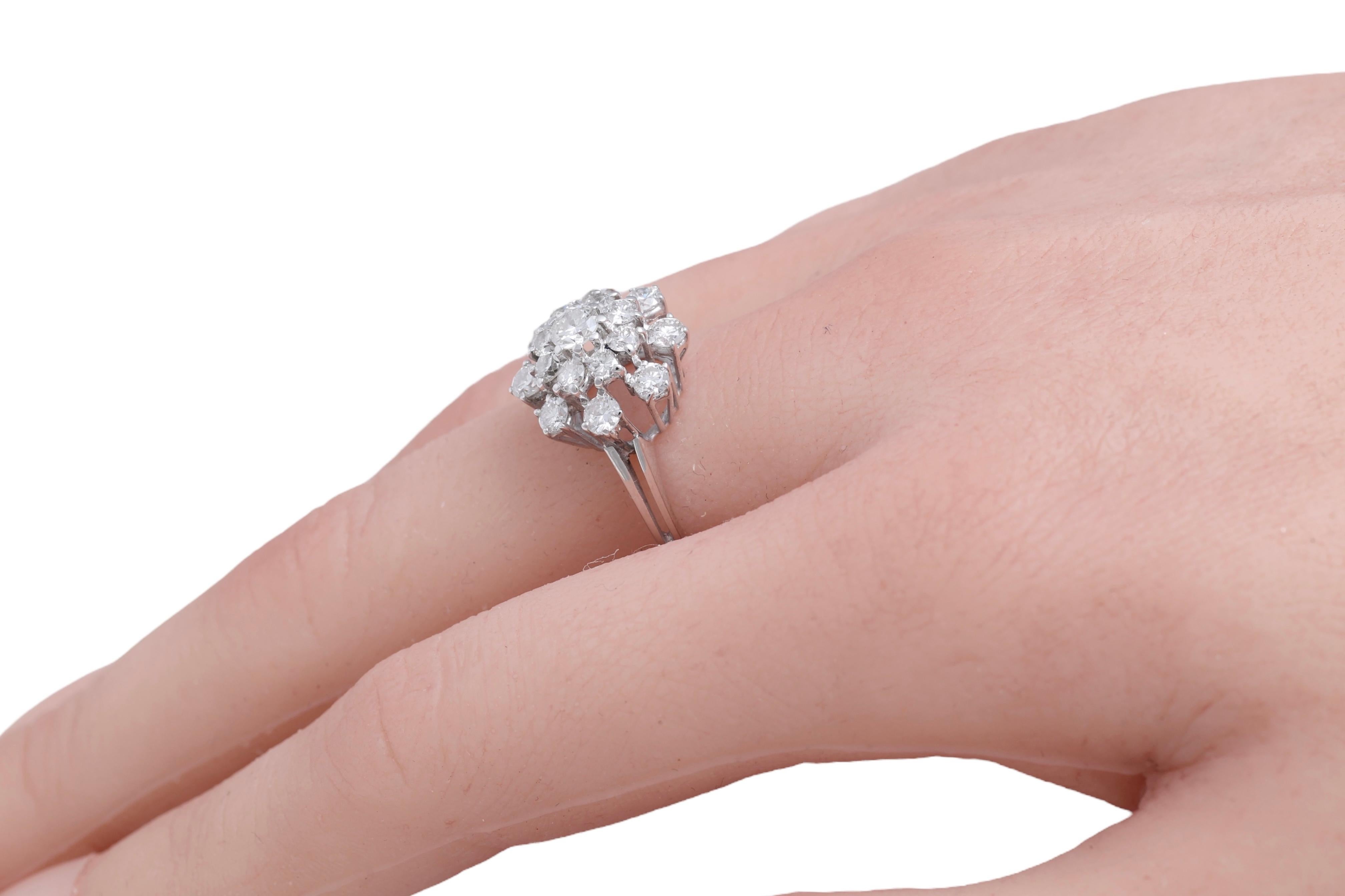 18 Kt White Gold Flower Shaped Ring with Diamonds For Sale 3