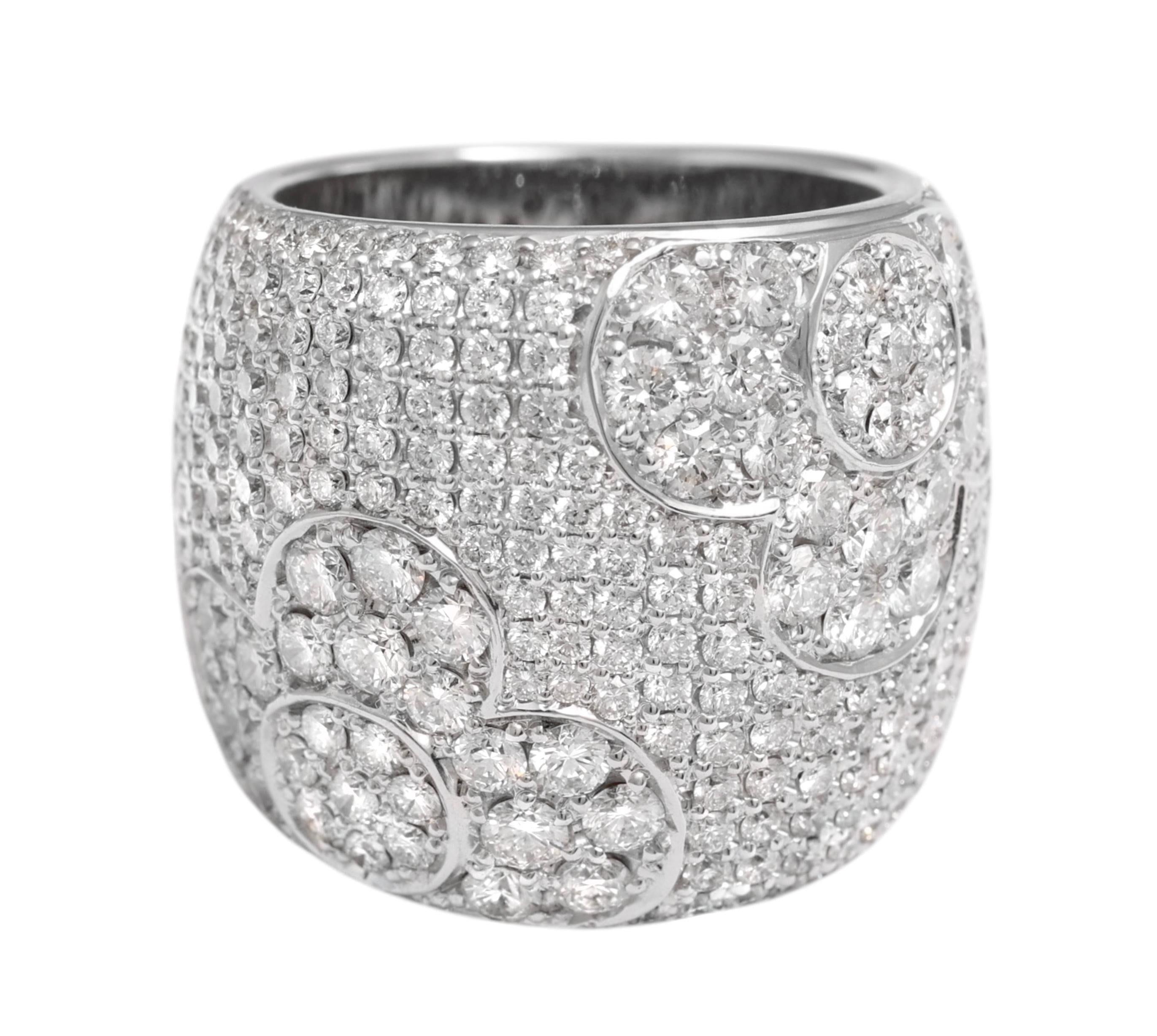 18 Karat White Gold Full Diamonds Pavé Set Ring, Floral Design

Diamonds : 5,03 Carats  E/F VVS

Completely hand made in our Atelier