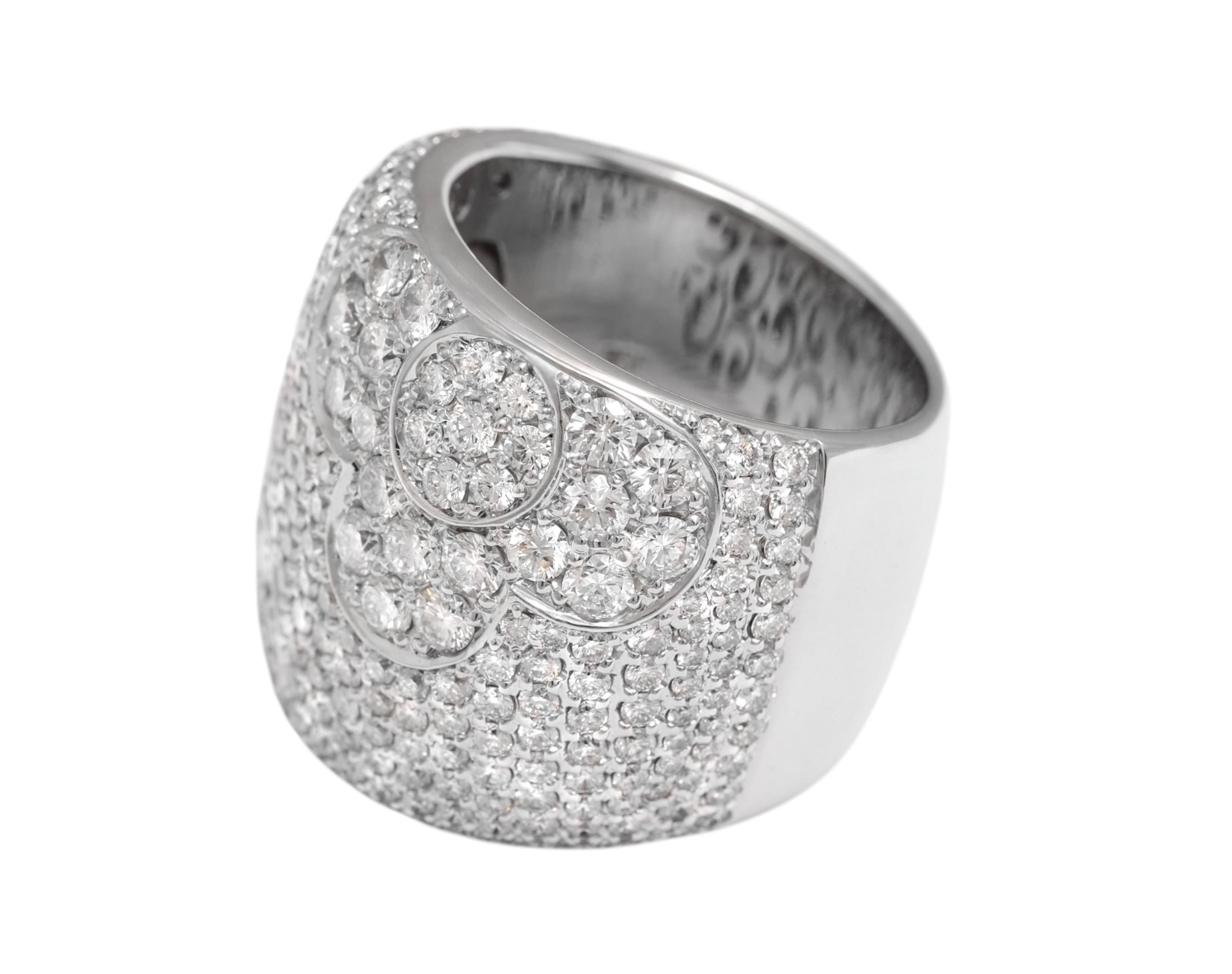 18 Kt White Gold Full Diamonds Pavé Set Ring, Floral Design In New Condition For Sale In Antwerp, BE