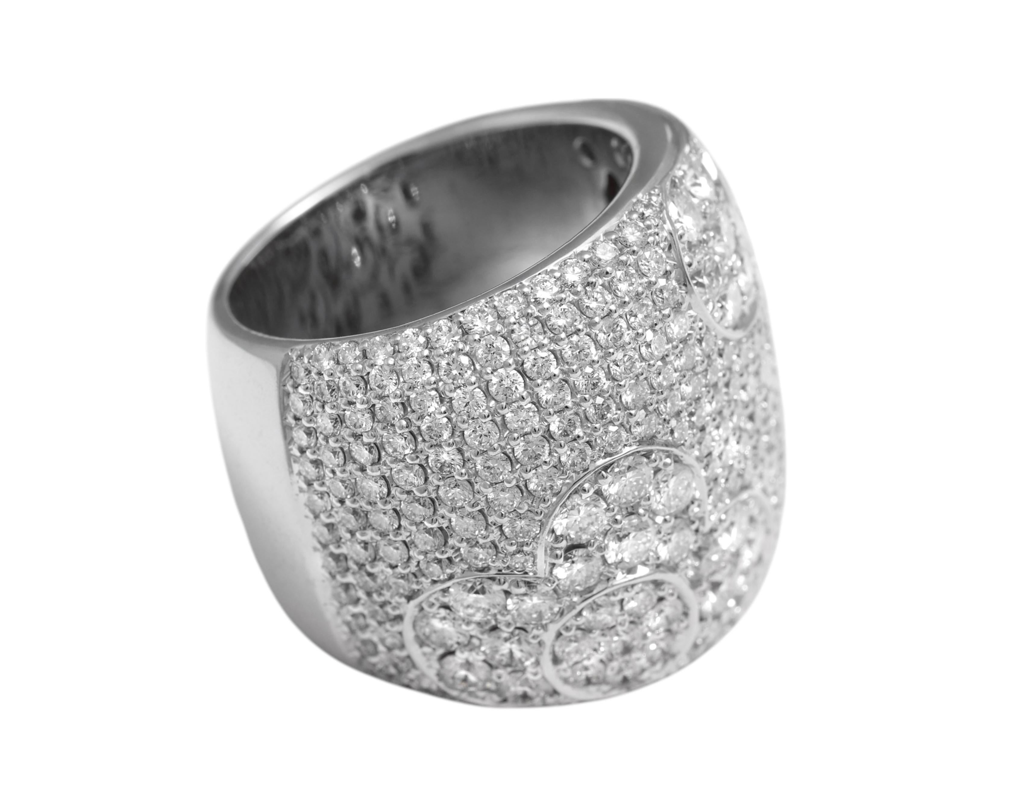18 Kt White Gold Full Diamonds Pavé Set Ring, Floral Design For Sale 2