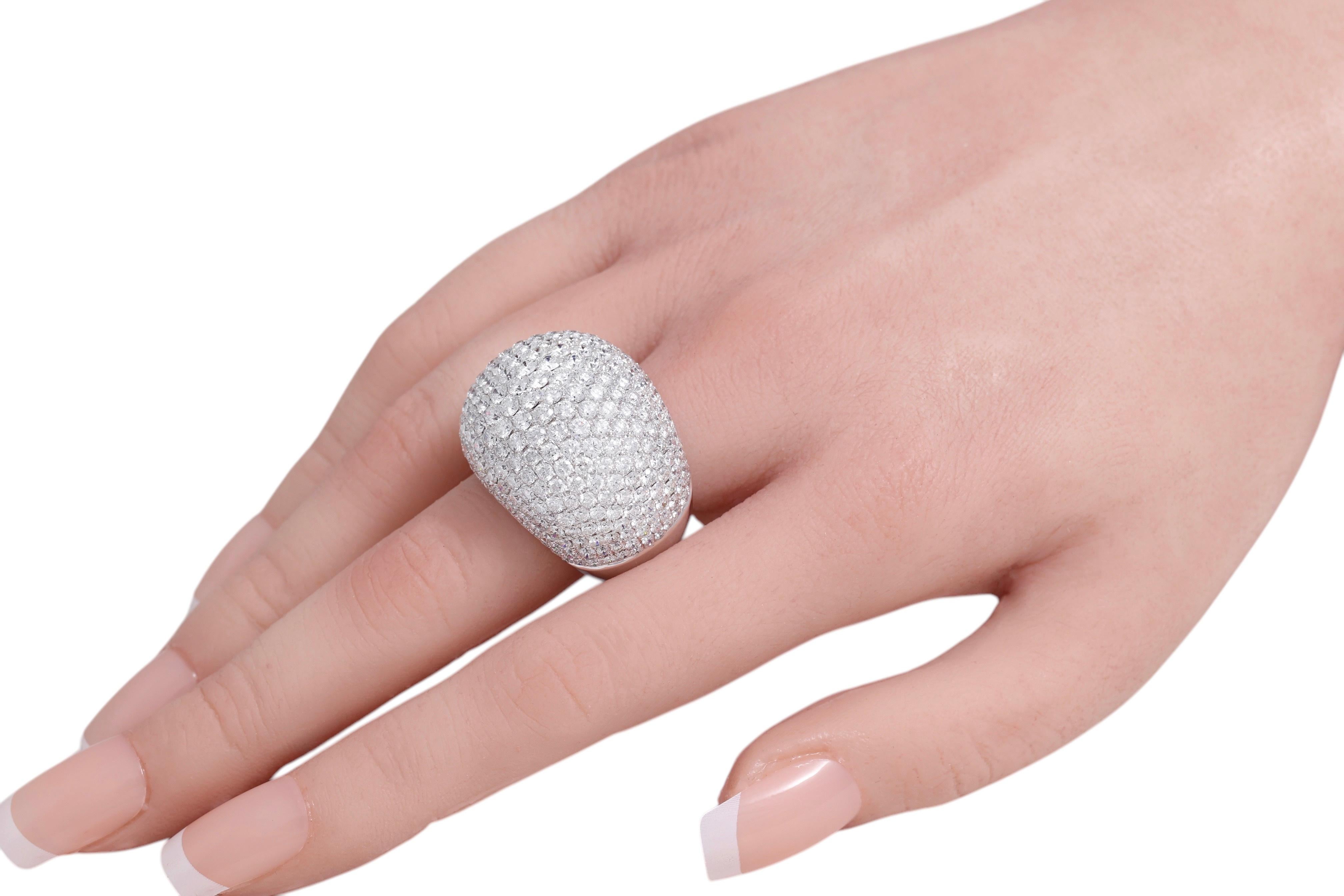 Bague de cocktail en or blanc 18 carats, pavée de 12,6 carats de diamants en vente 4