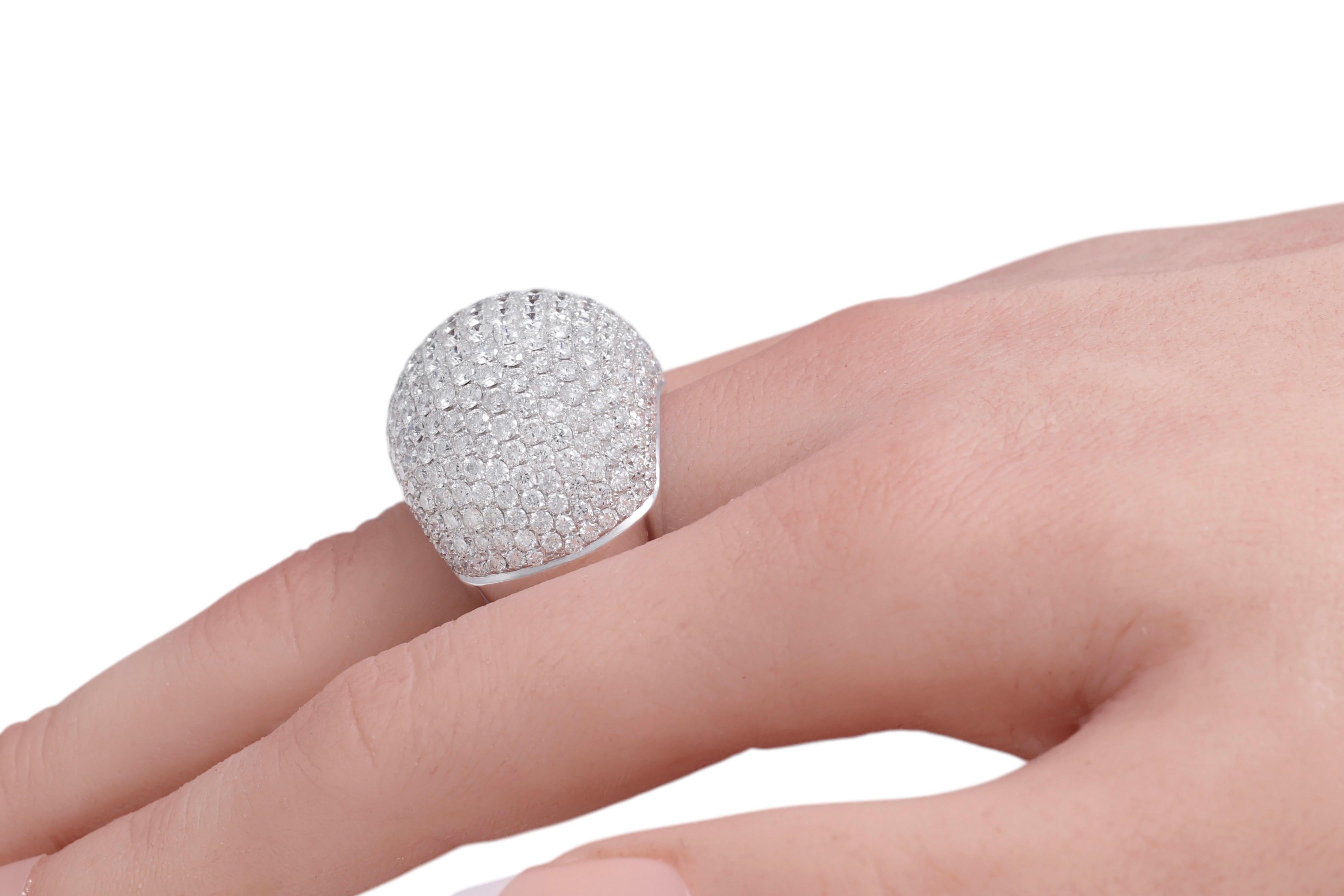 Bague de cocktail en or blanc 18 carats, pavée de 12,6 carats de diamants en vente 5