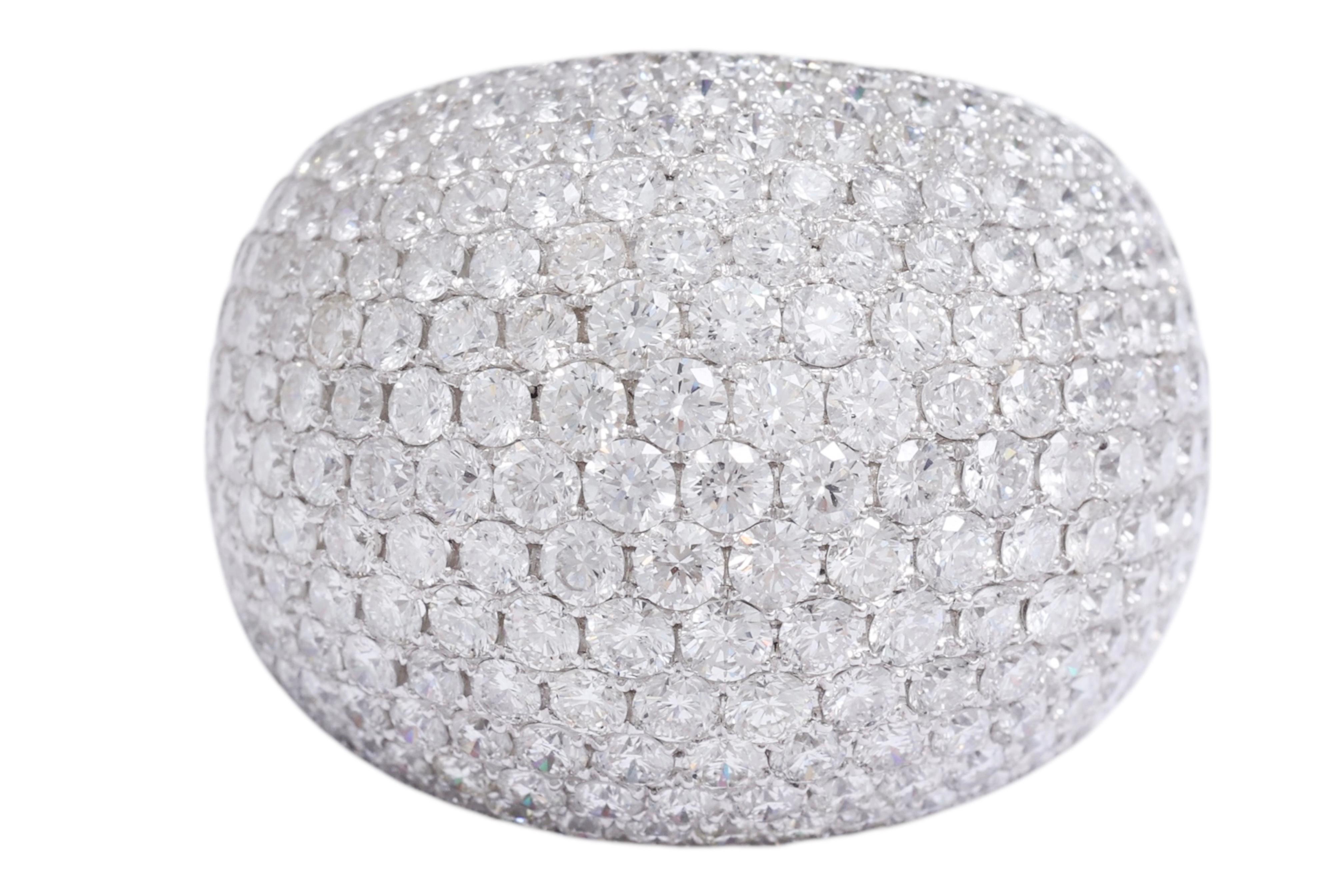 Bague de cocktail en or blanc 18 kt, pavé complet de diamants  

Bague glamour en or 18 carats pavée de diamants de taille brillant.

Diamants : 12,6 carats, qualité supérieure  E/F VS

MATERIAL : Or blanc 18kt., poinçon 750 et 18kt.

Poids total :