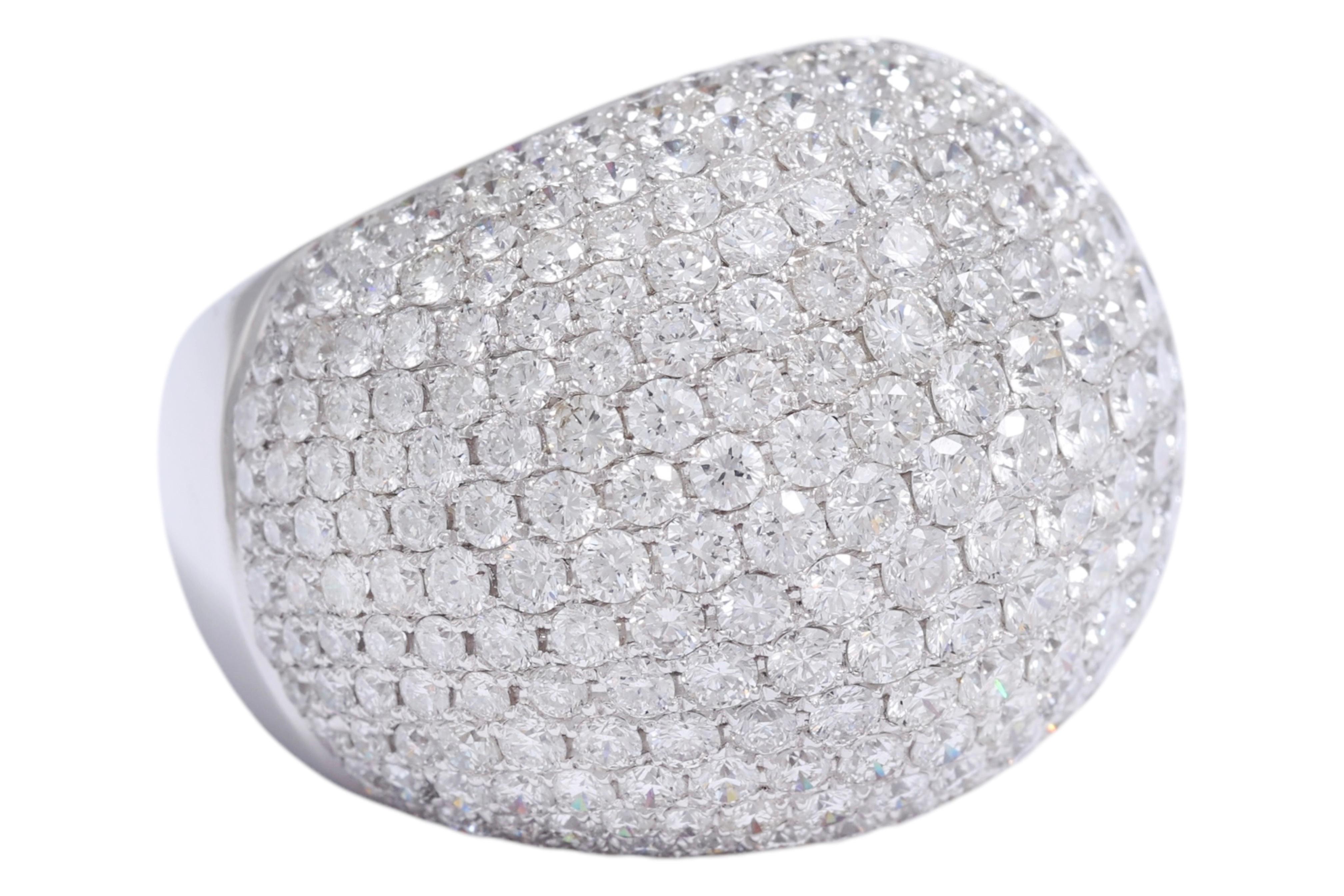 Moderne Bague de cocktail en or blanc 18 carats, pavée de 12,6 carats de diamants en vente