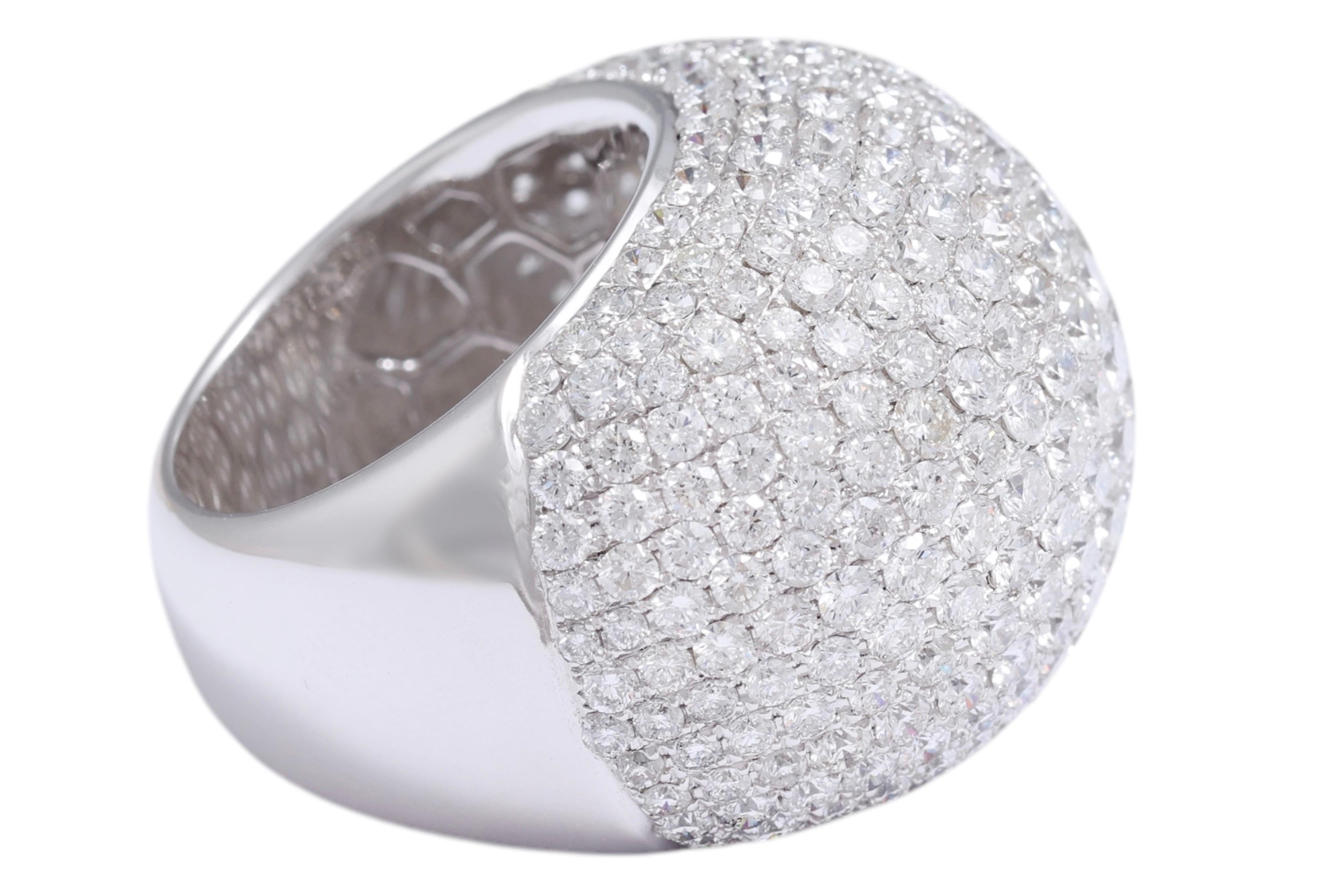 Taille brillant Bague de cocktail en or blanc 18 carats, pavée de 12,6 carats de diamants en vente