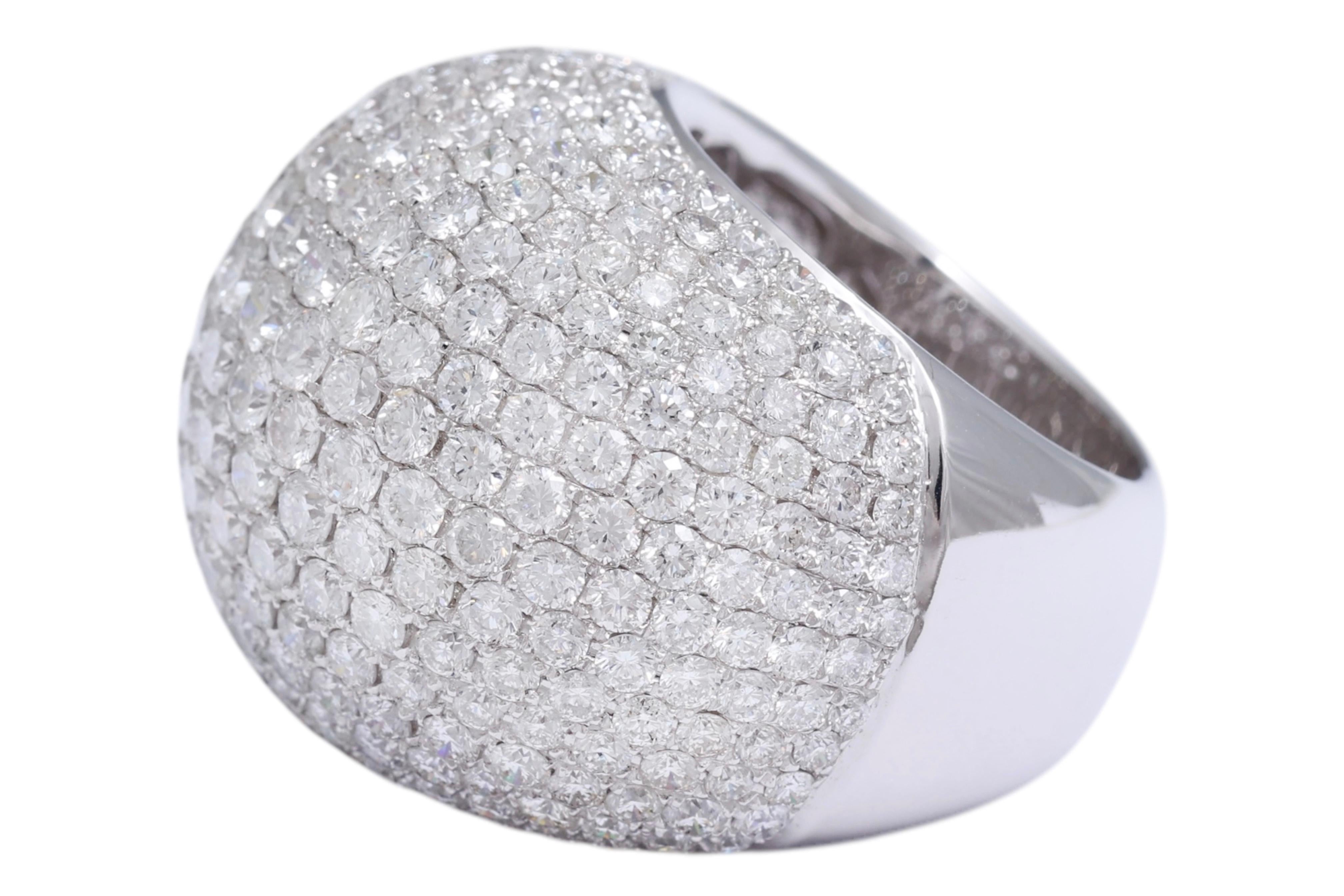 Bague de cocktail en or blanc 18 carats, pavée de 12,6 carats de diamants Neuf - En vente à Antwerp, BE