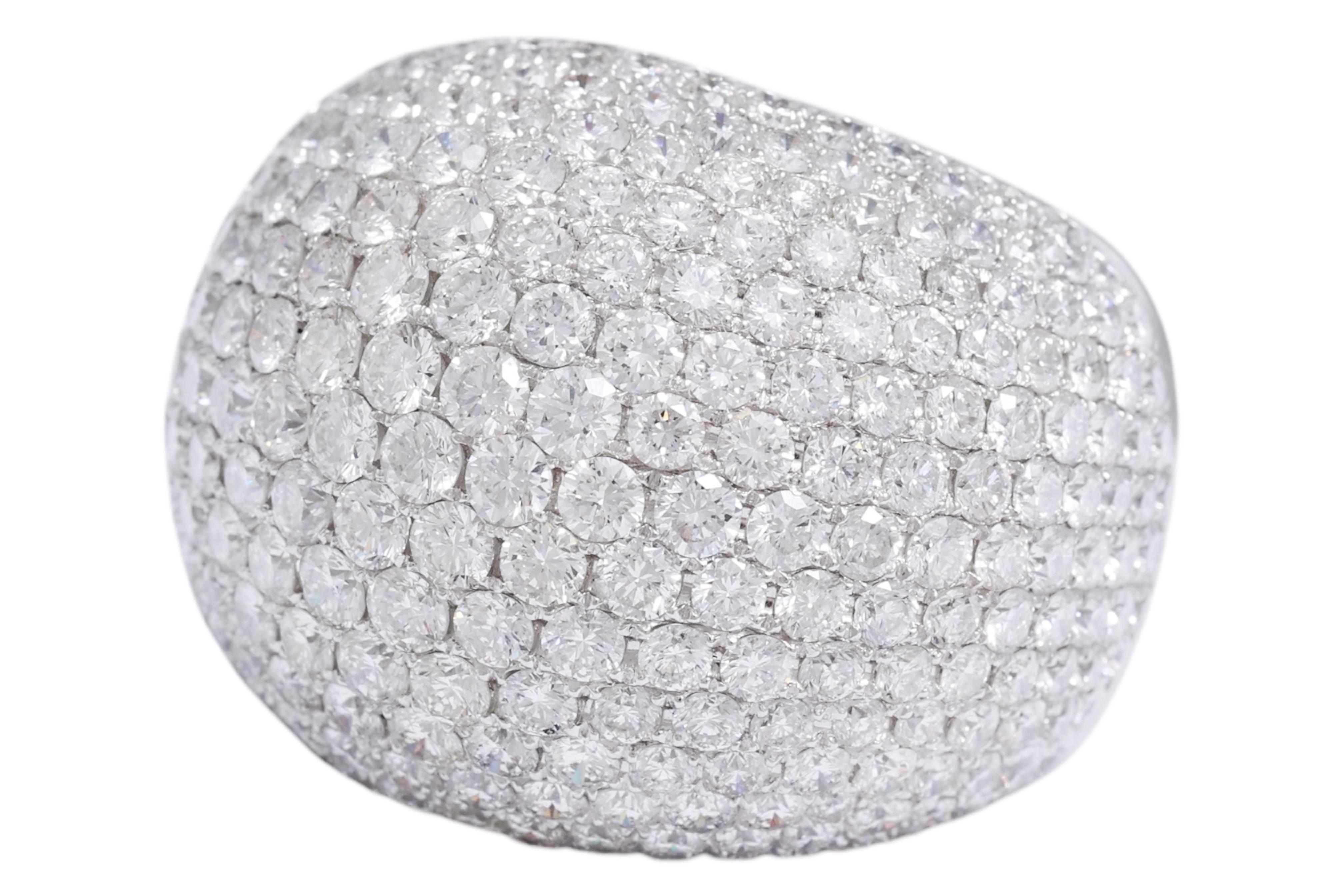 Bague de cocktail en or blanc 18 carats, pavée de 12,6 carats de diamants en vente 1