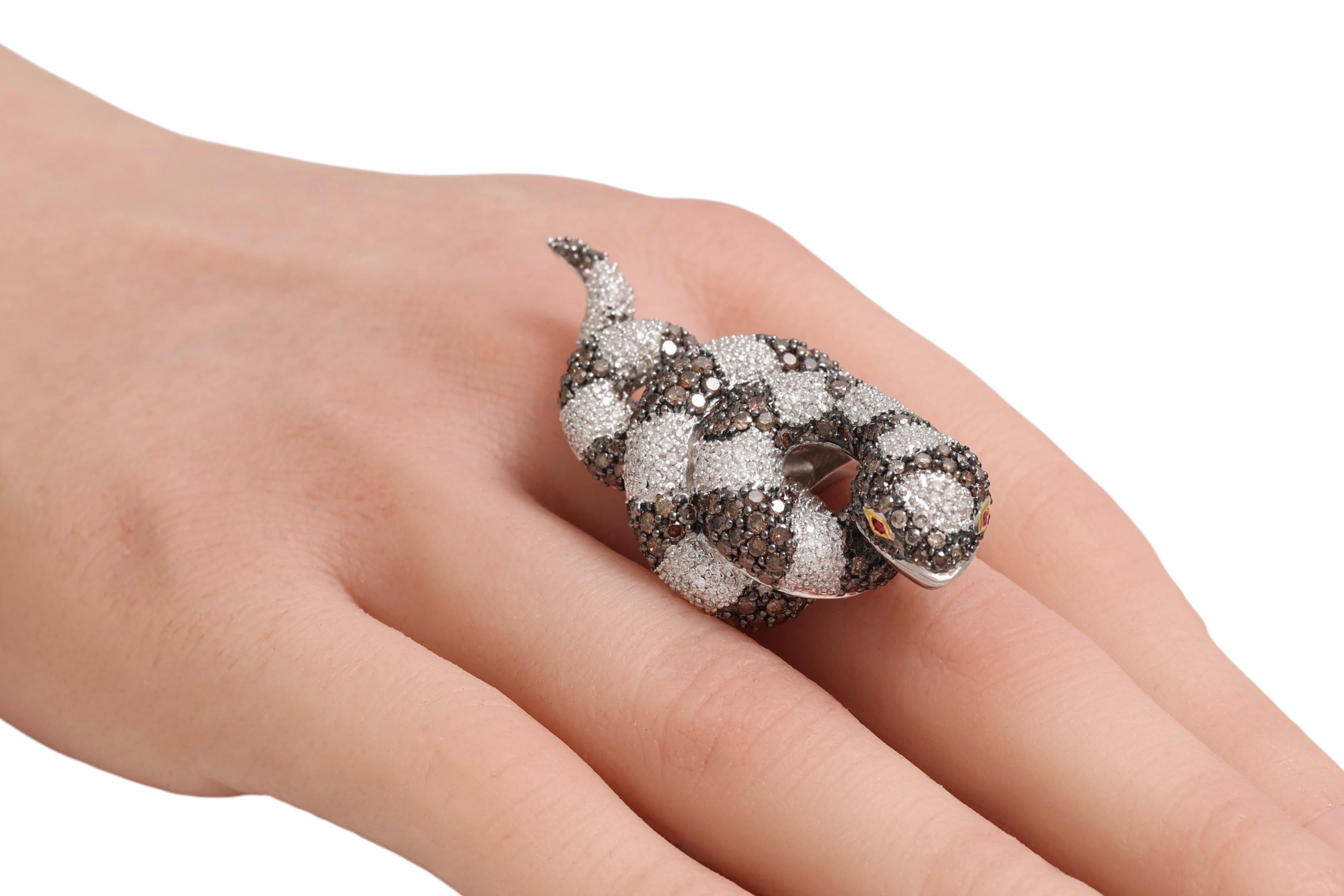 Serpente in oro bianco 18 Kt con pavé di diamanti bianchi e marroni  Anello in vendita 5