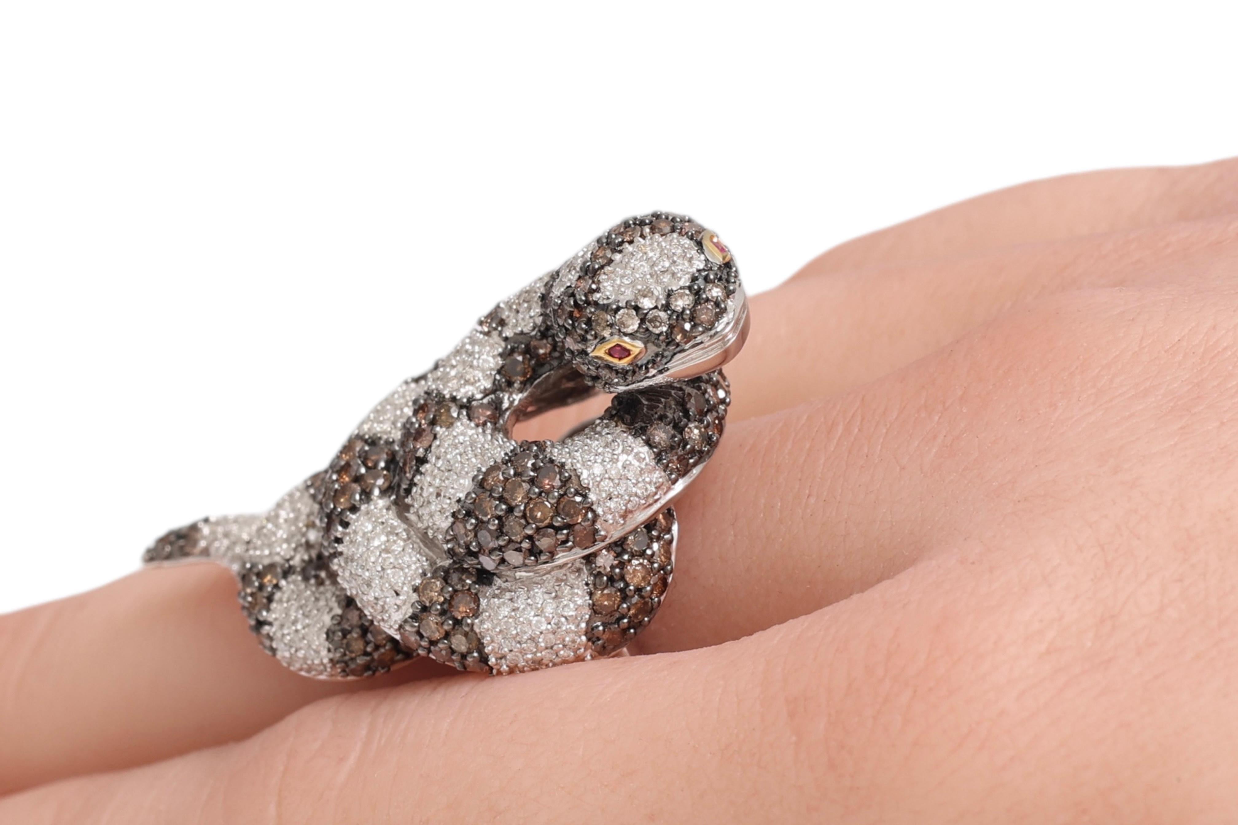 Serpente in oro bianco 18 Kt con pavé di diamanti bianchi e marroni  Anello in vendita 6