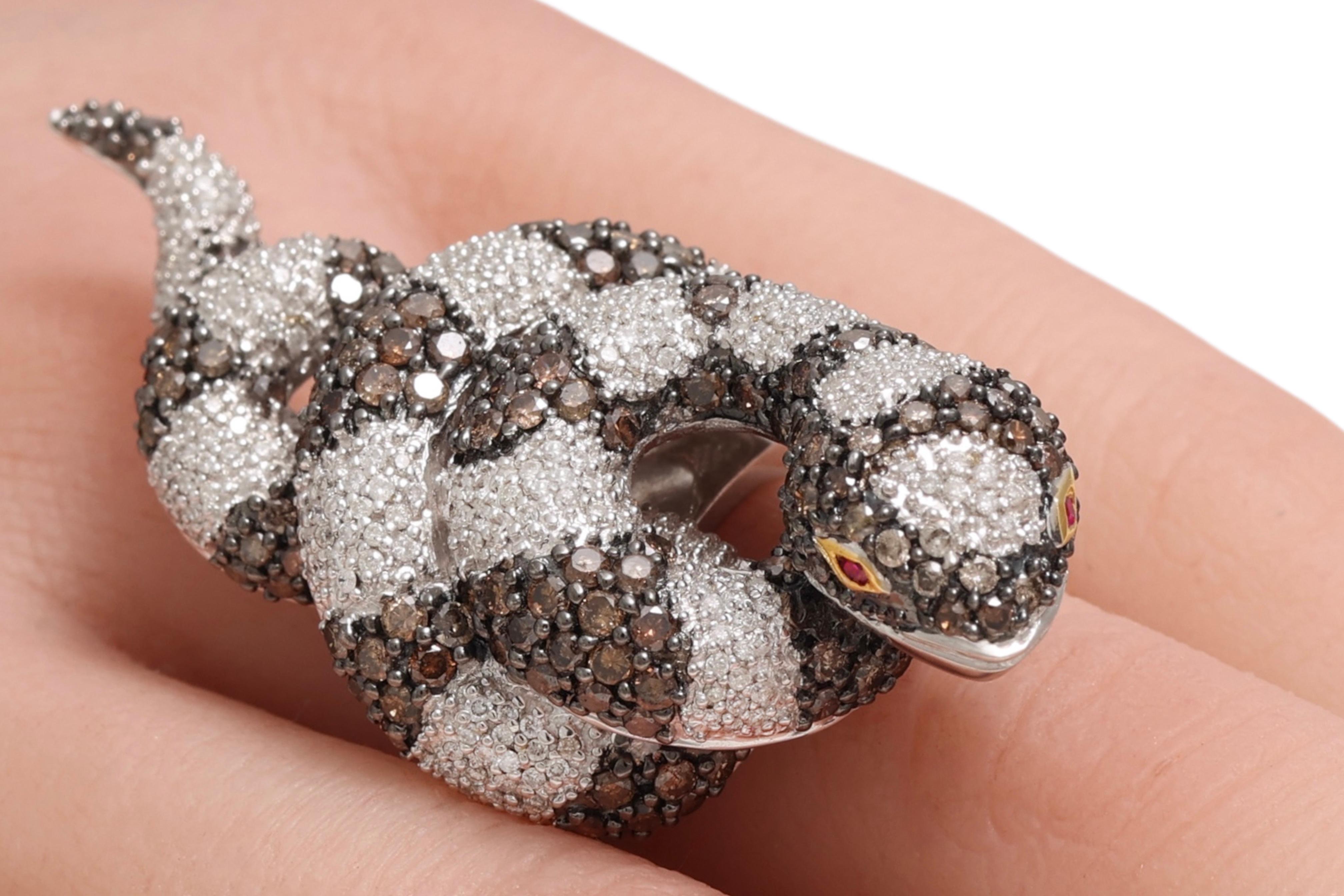 Serpente in oro bianco 18 Kt con pavé di diamanti bianchi e marroni  Anello in vendita 7