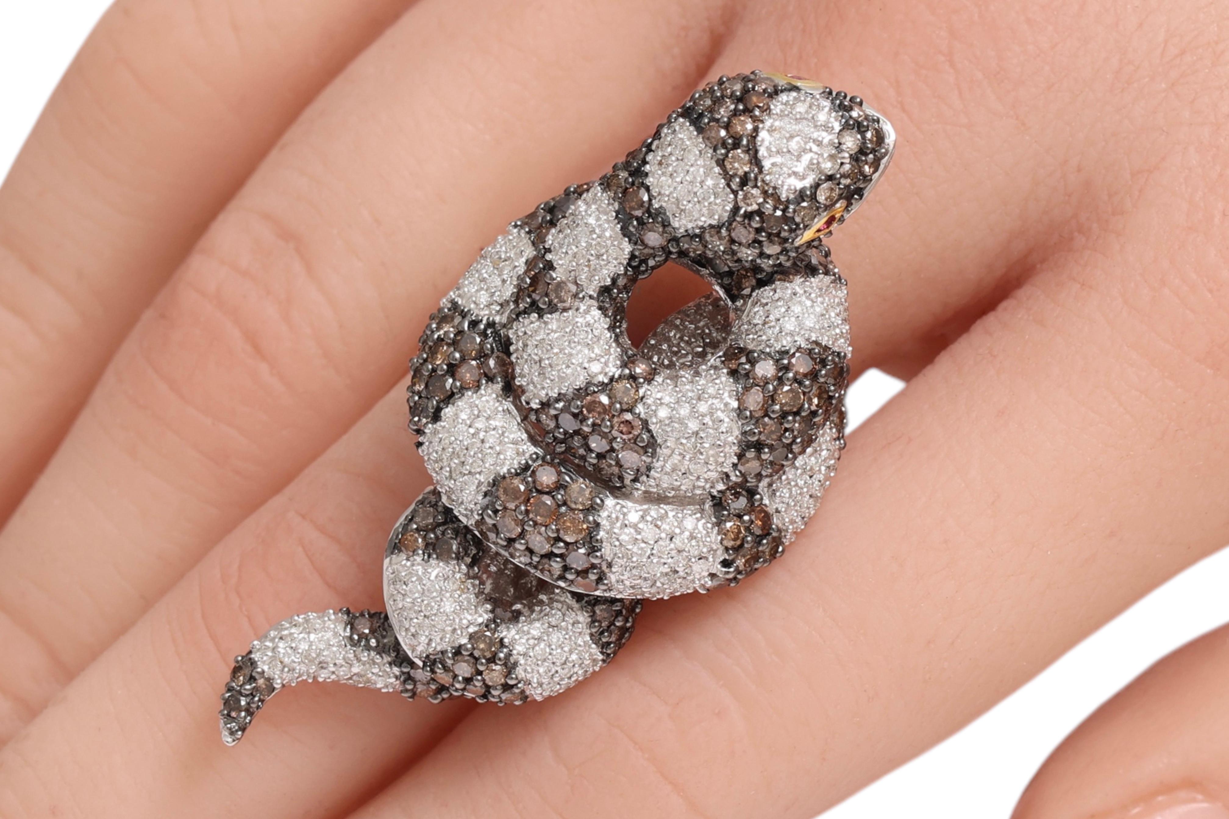 Serpente in oro bianco 18 Kt con pavé di diamanti bianchi e marroni  Anello in vendita 8