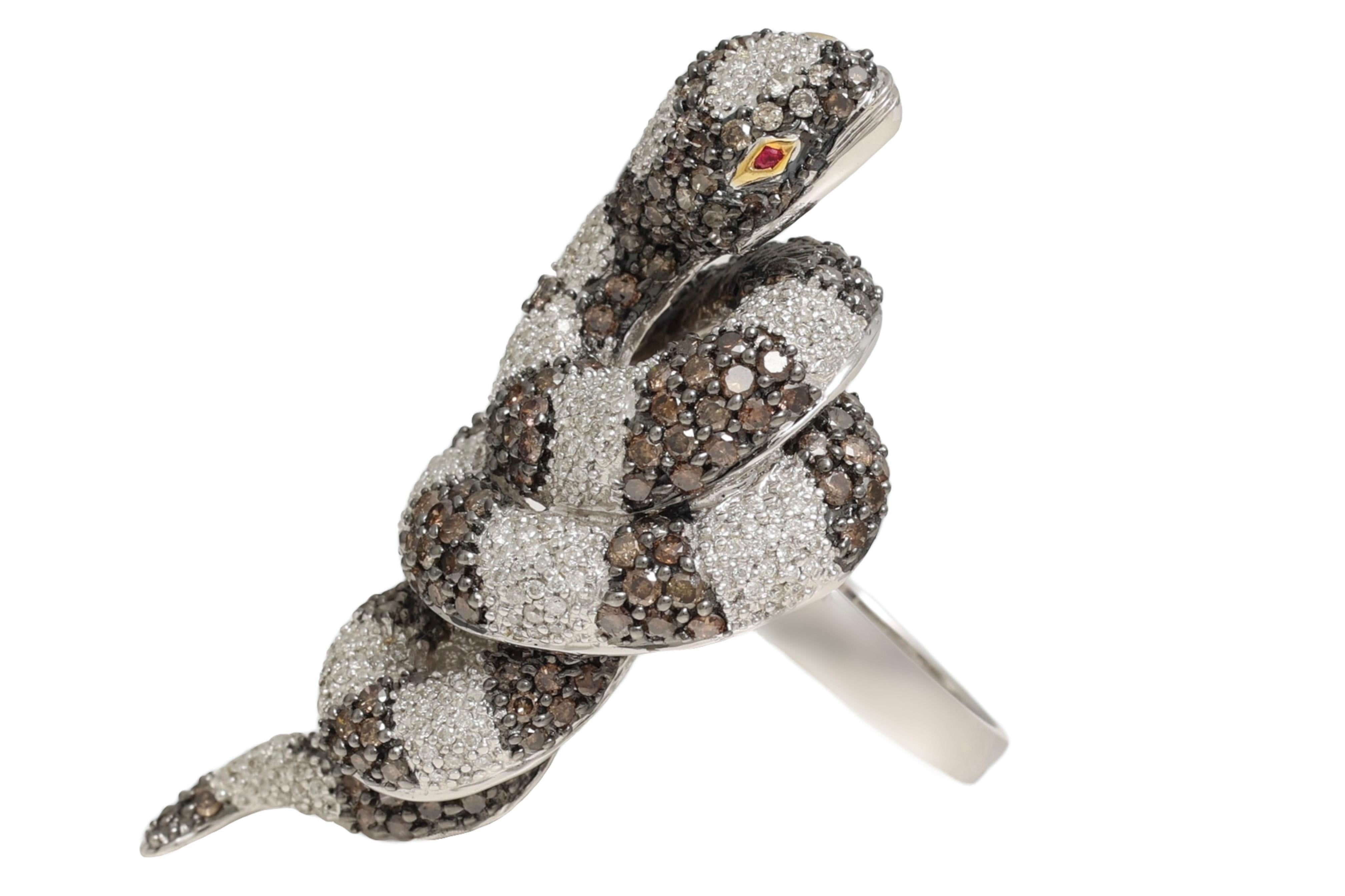 Anello a serpente in oro bianco 18 Kt con pavé completo di diamanti bianchi e marroni

Un'opera d'arte creata nel nostro Atelier A!

Diamanti : Marrone e Bianco taglio Brilliante  7,93 Ct

Taglia : 55 1/2 EU /  7 1/2 US

Peso: 23,3 grammi