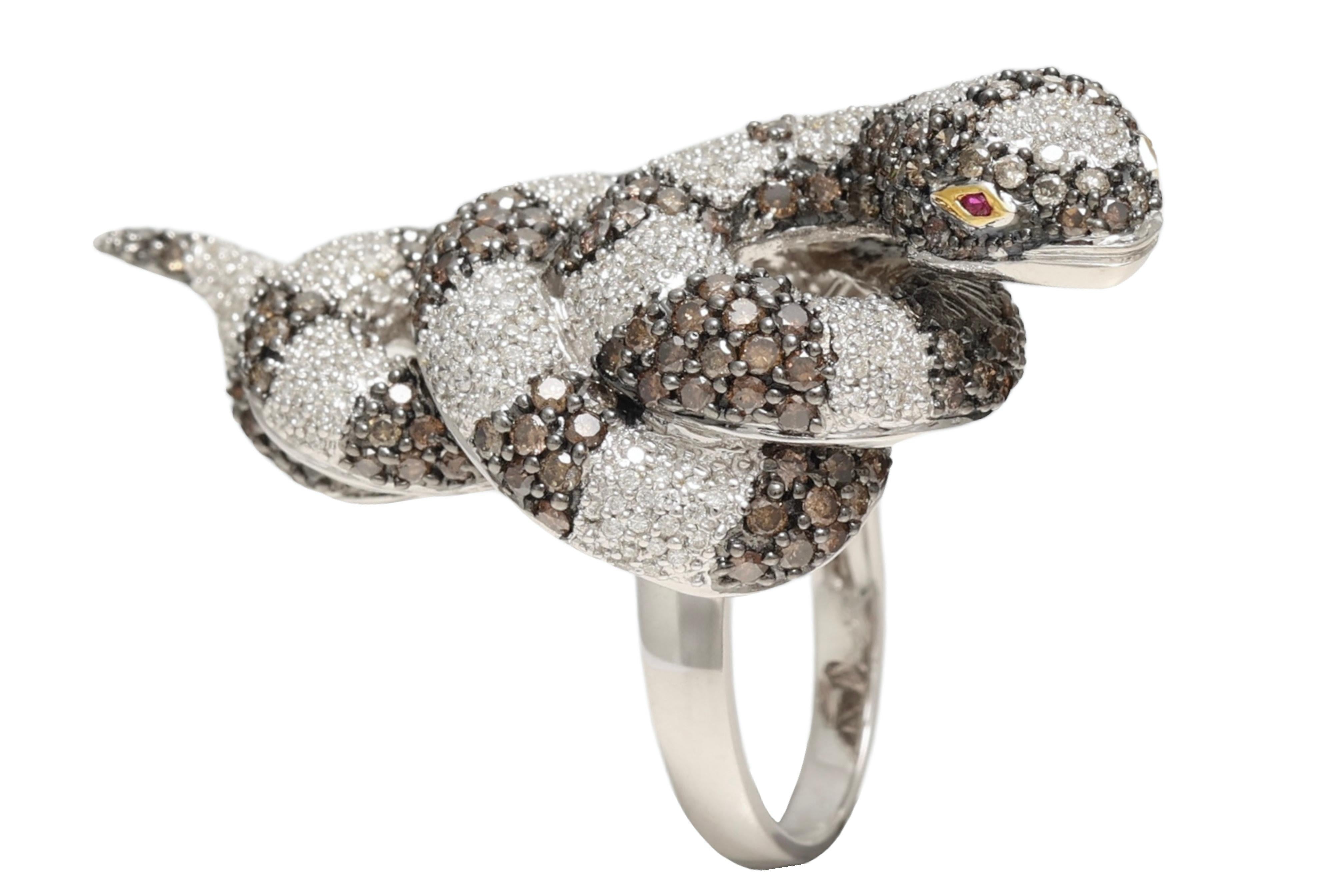 Moderno Serpente in oro bianco 18 Kt con pavé di diamanti bianchi e marroni  Anello in vendita