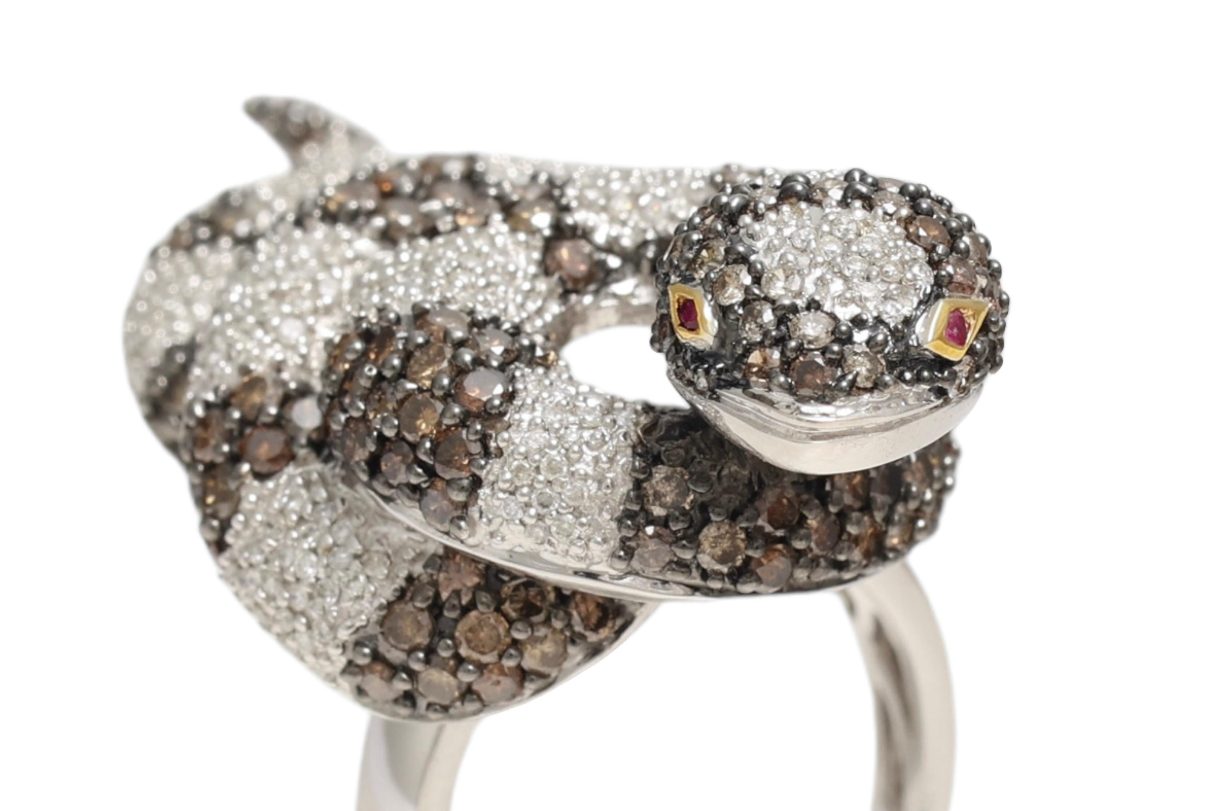 Serpente in oro bianco 18 Kt con pavé di diamanti bianchi e marroni  Anello In condizioni Nuovo in vendita a Antwerp, BE