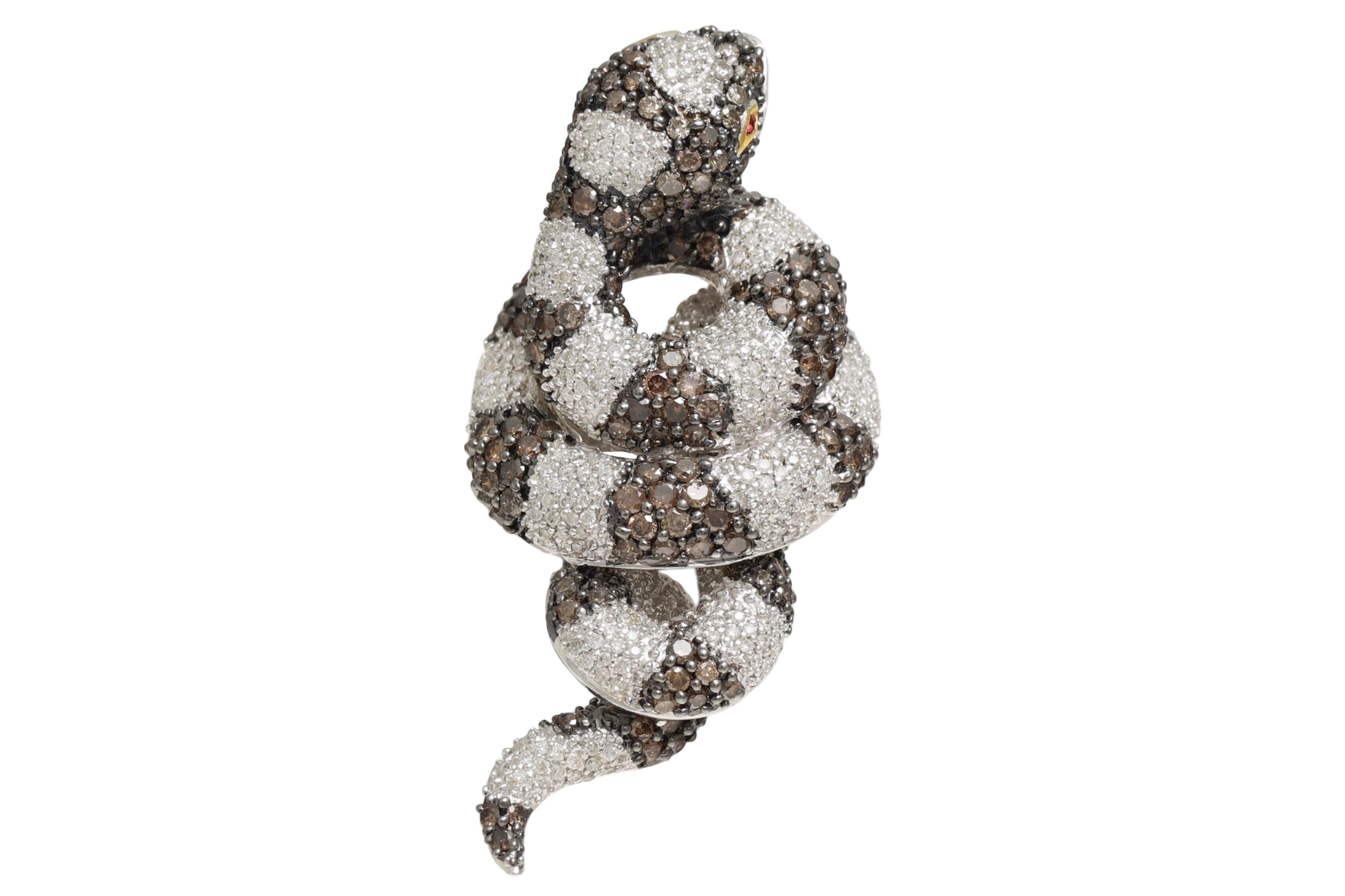 da uomo o donna Serpente in oro bianco 18 Kt con pavé di diamanti bianchi e marroni  Anello in vendita