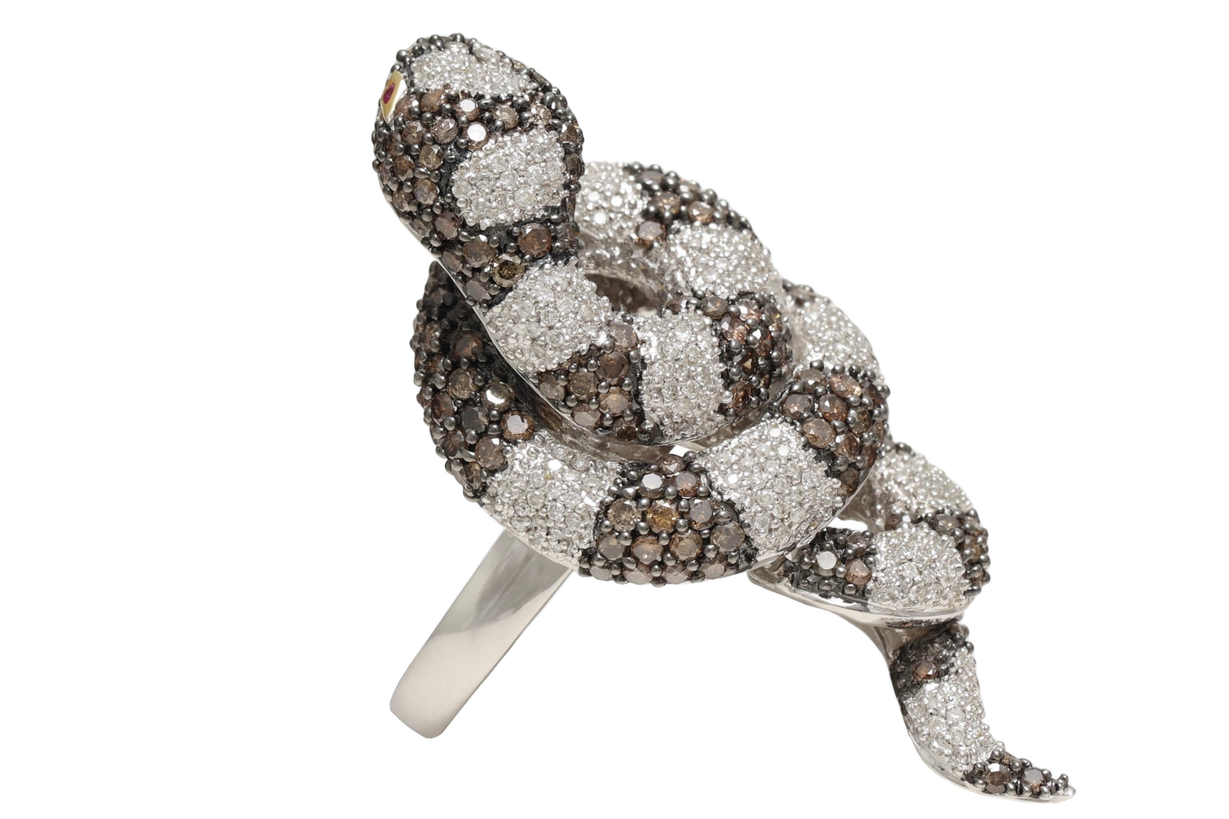 Serpente in oro bianco 18 Kt con pavé di diamanti bianchi e marroni  Anello in vendita 1