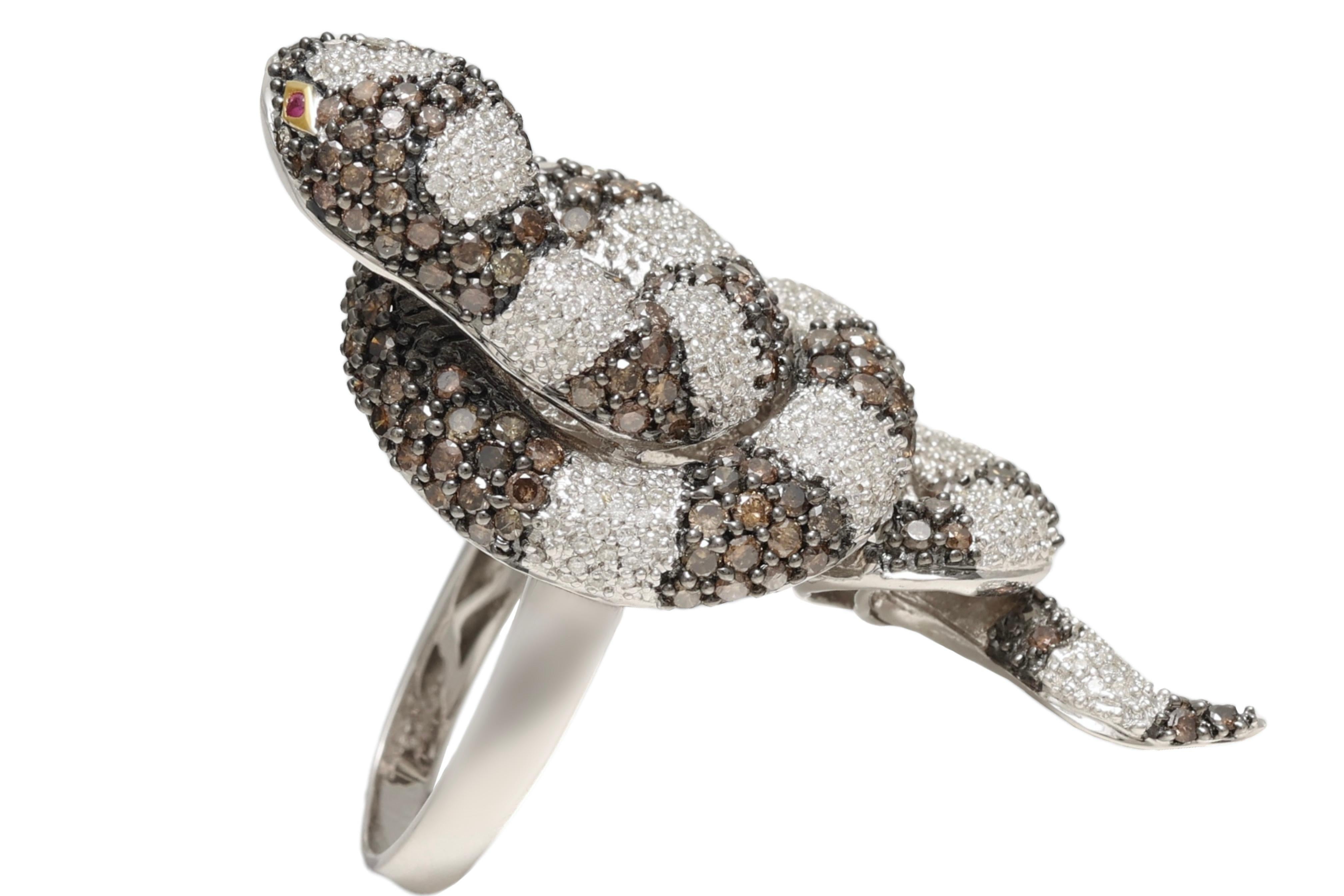 Serpente in oro bianco 18 Kt con pavé di diamanti bianchi e marroni  Anello in vendita 2