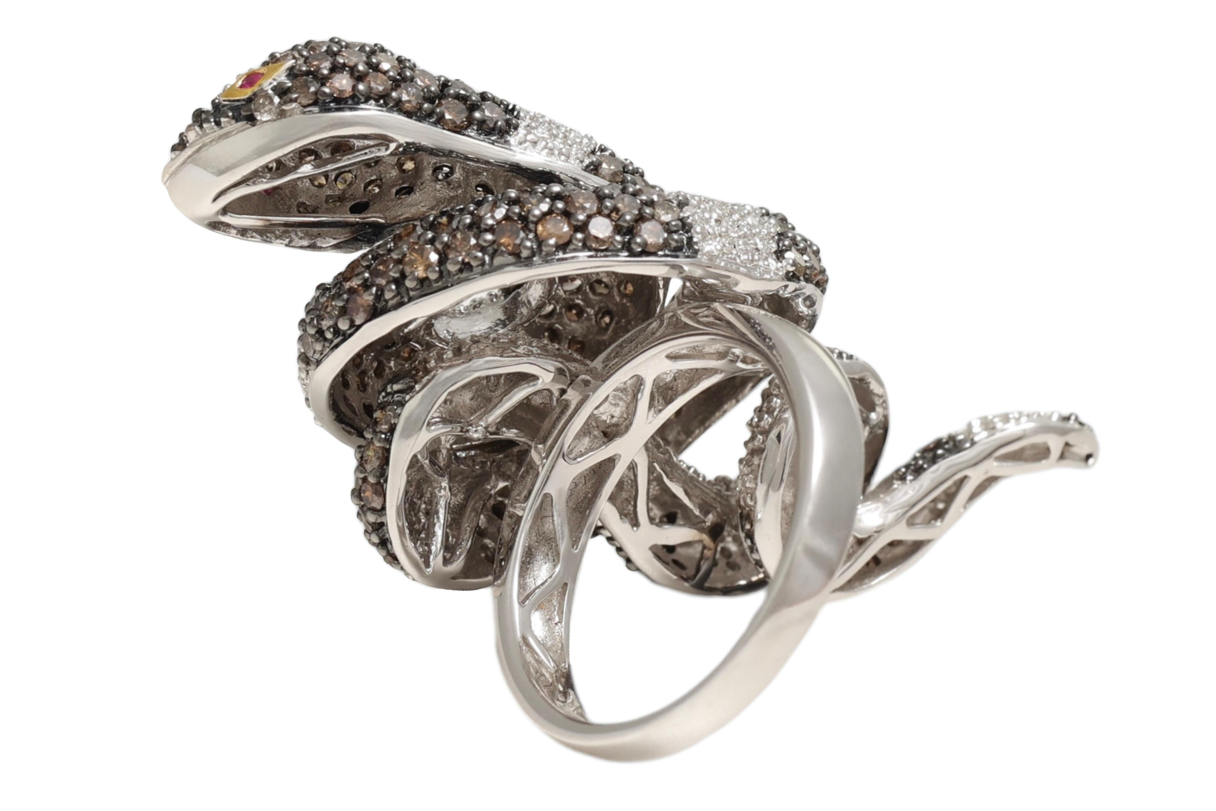 Serpente in oro bianco 18 Kt con pavé di diamanti bianchi e marroni  Anello in vendita 3