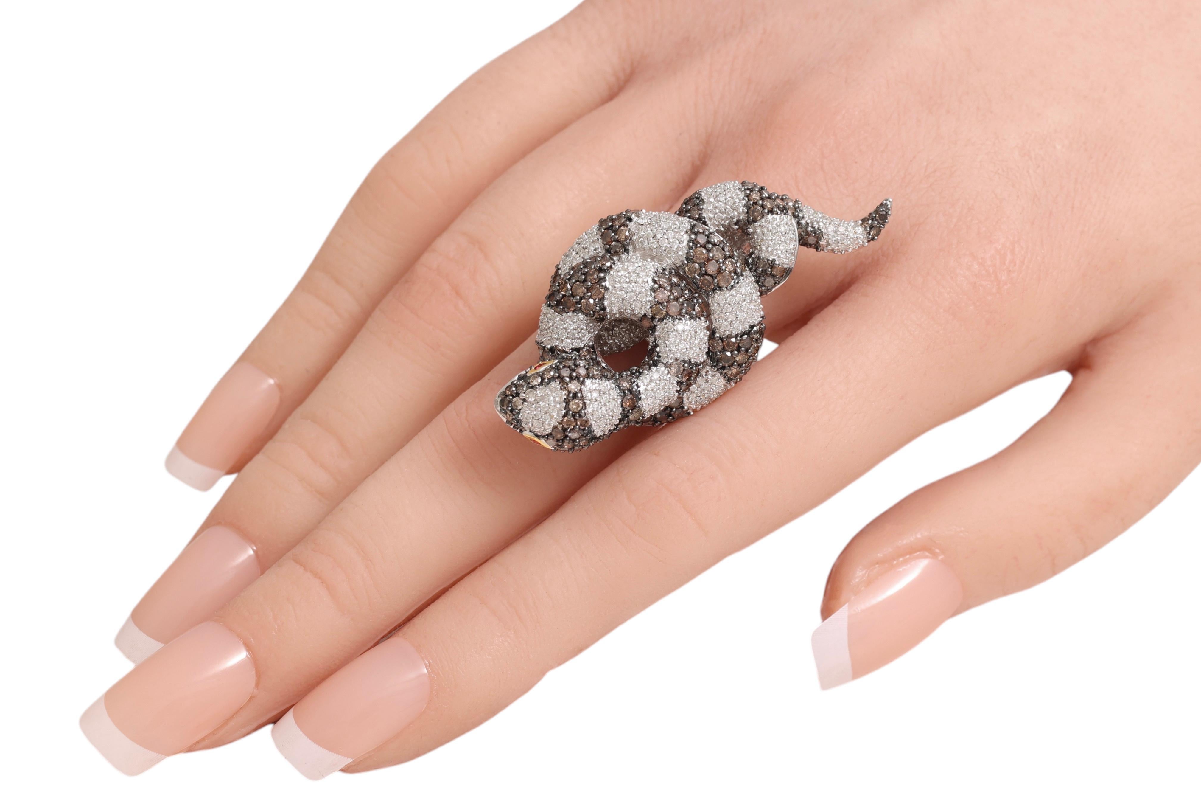 Serpente in oro bianco 18 Kt con pavé di diamanti bianchi e marroni  Anello in vendita 4