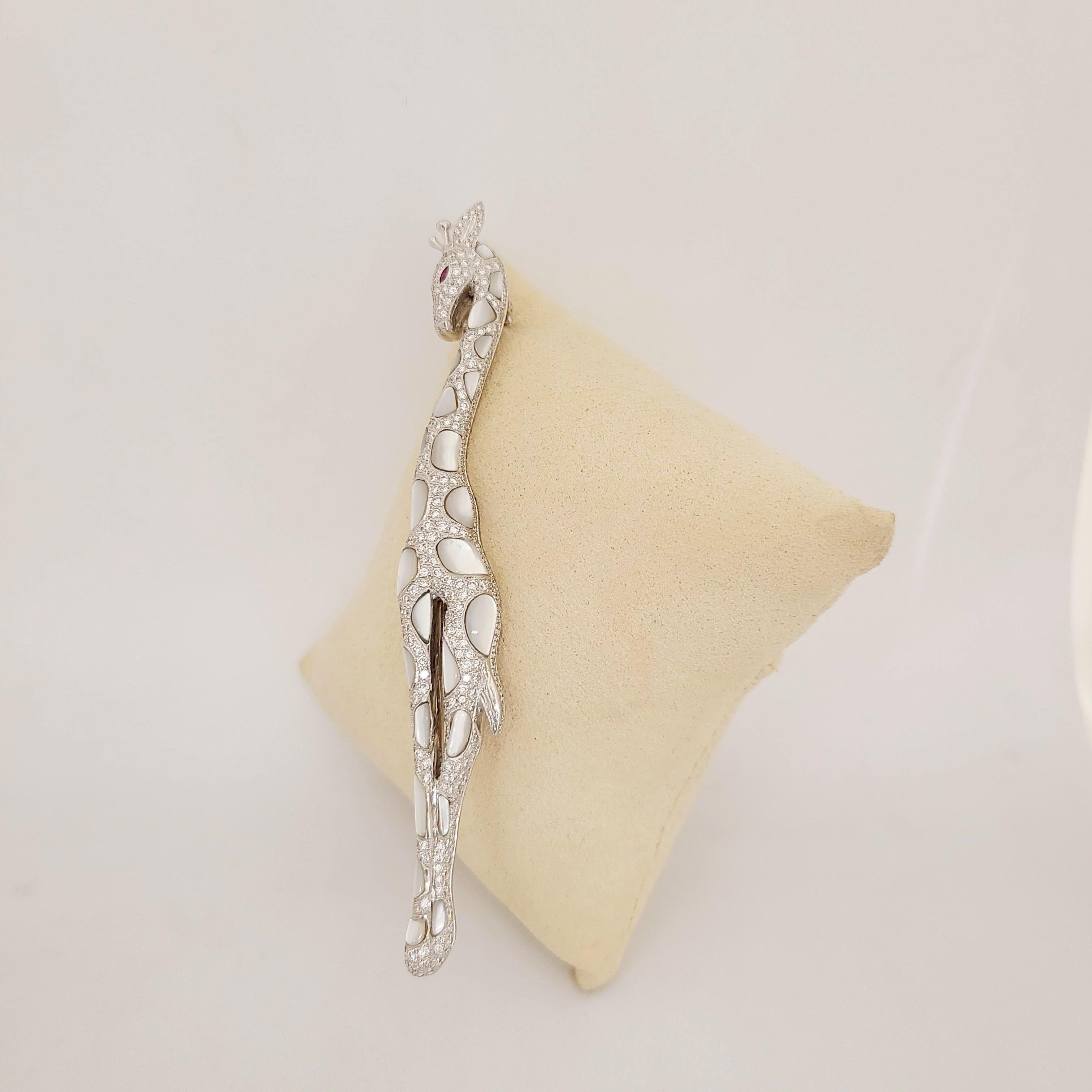 Broche Jirafa de Oro Blanco de 18 Kilates con Diamantes y Nácar Corte redondo en venta