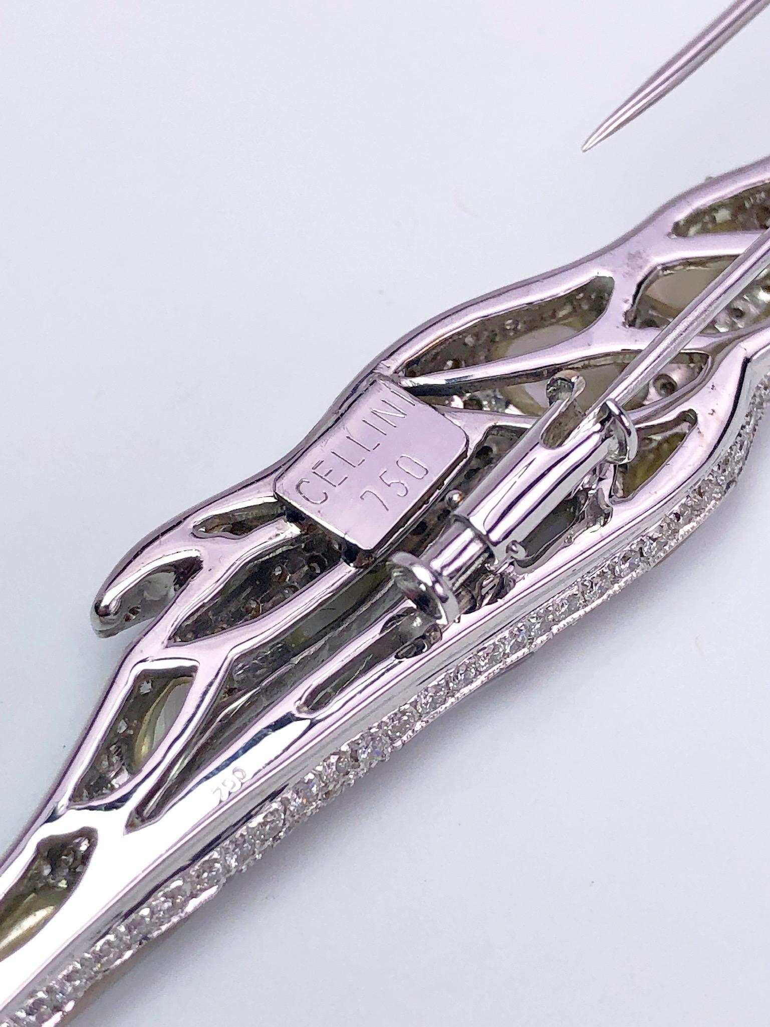 Broche Jirafa de Oro Blanco de 18 Kilates con Diamantes y Nácar en Nuevo estado para la venta en New York, NY
