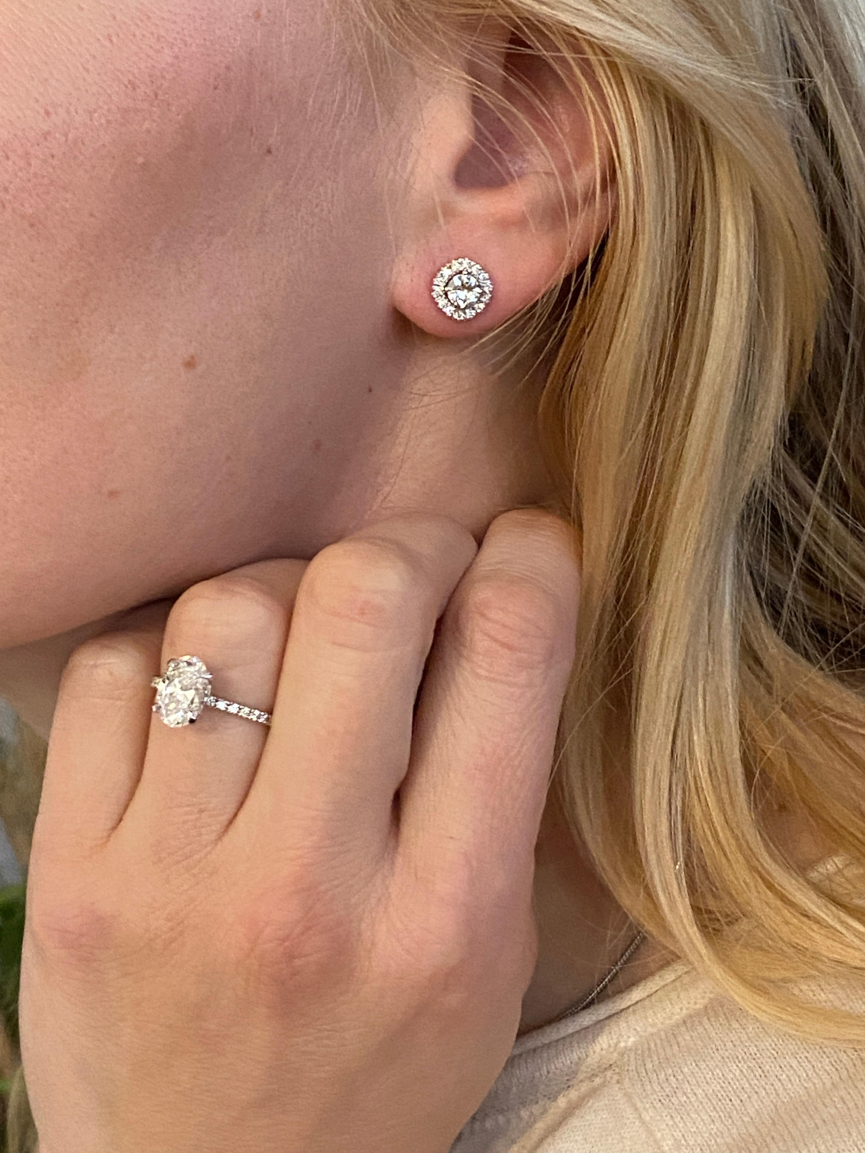 18 Kt White Gold Halo stud Earrings with Diamonds For Sale 5