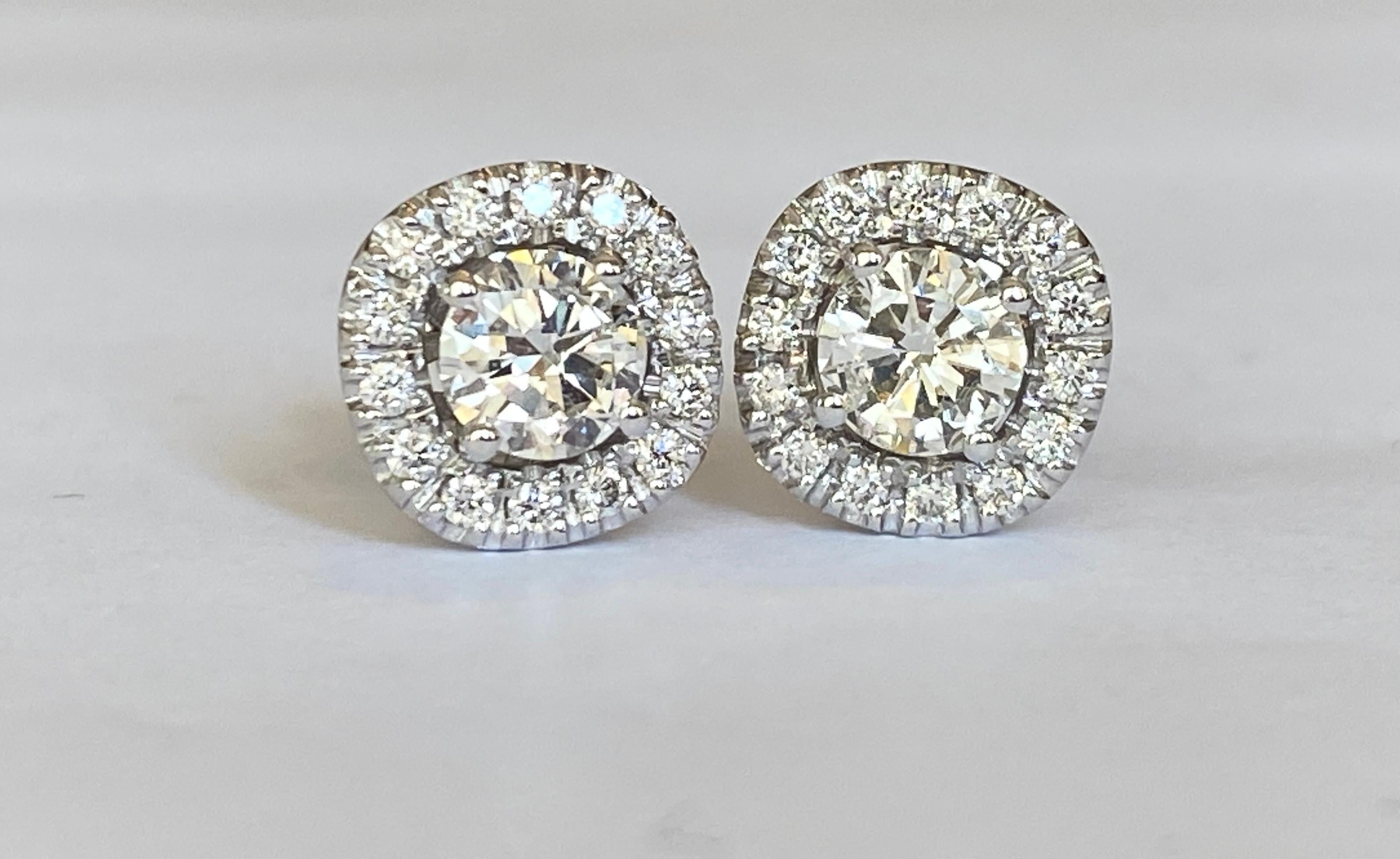 Offered in new condition, a pair of white gold diamond stud earrings set with  2 pieces in the center with a total of 0.80 ct of brilliant cut diamonds of quality  H/VS/P1 and surrounded by 28 pieces of brilliant cut diamonds of approx. 0.25 ct