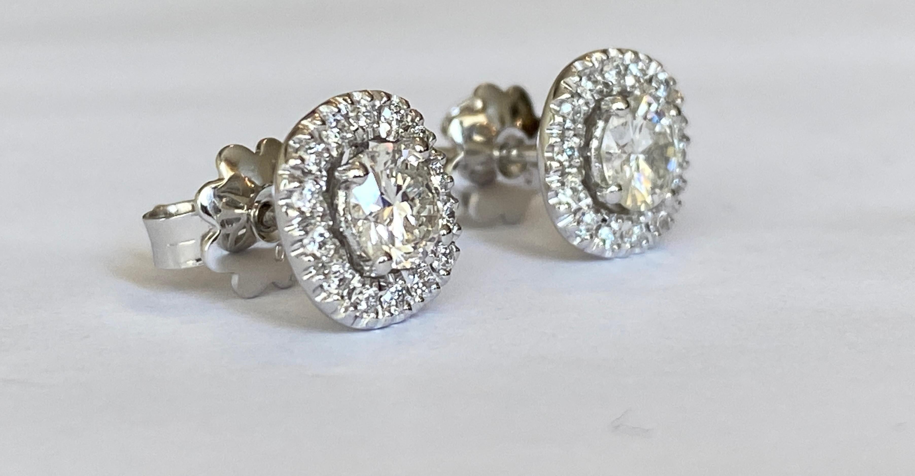 Brilliant Cut 18 Kt White Gold Halo stud Earrings with Diamonds For Sale