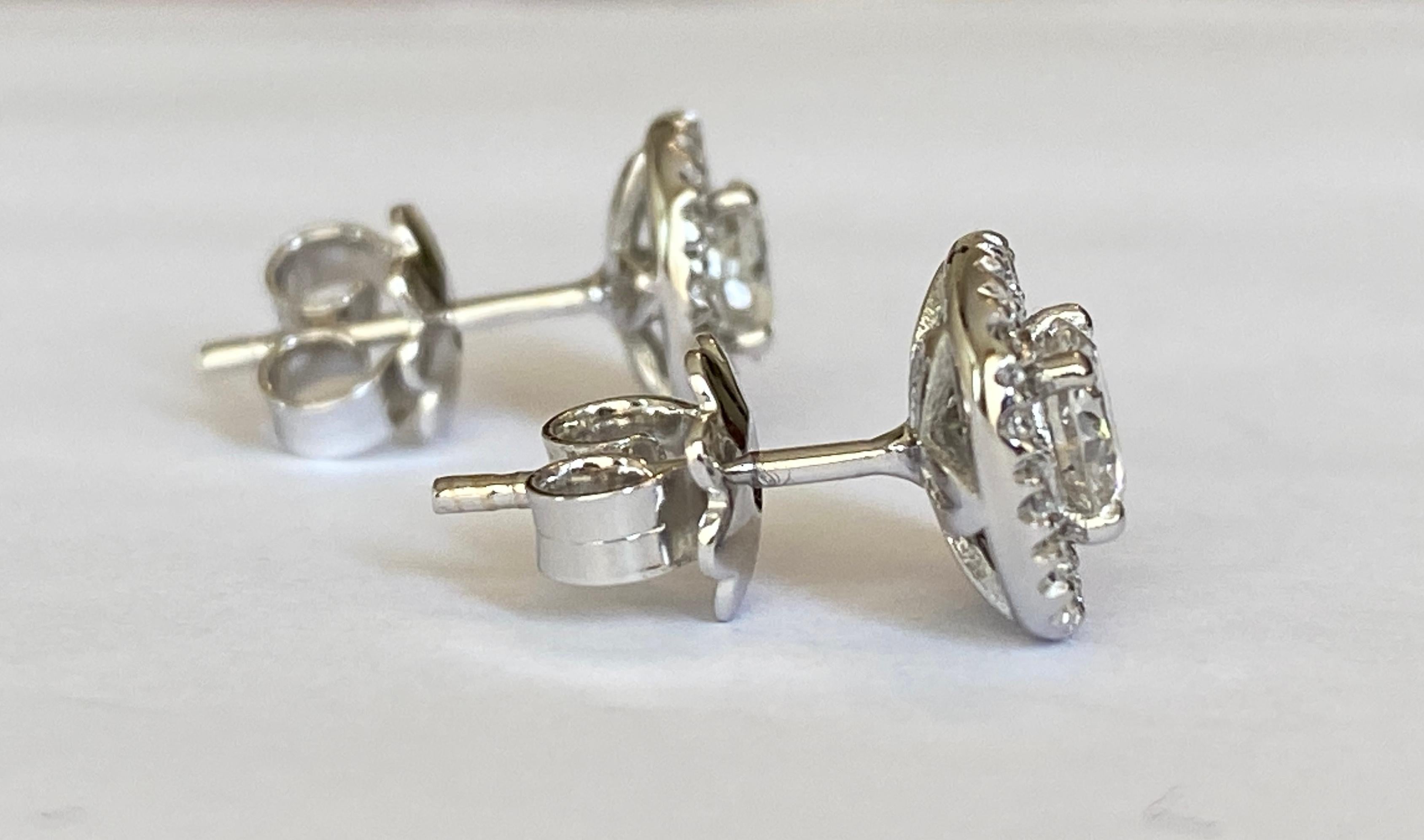 18 Kt White Gold Halo stud Earrings with Diamonds In New Condition For Sale In AMSTERDAM, NL