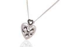 18 kt. Collana a cuore in oro bianco con 1 ct. Diamanti bianchi e neri