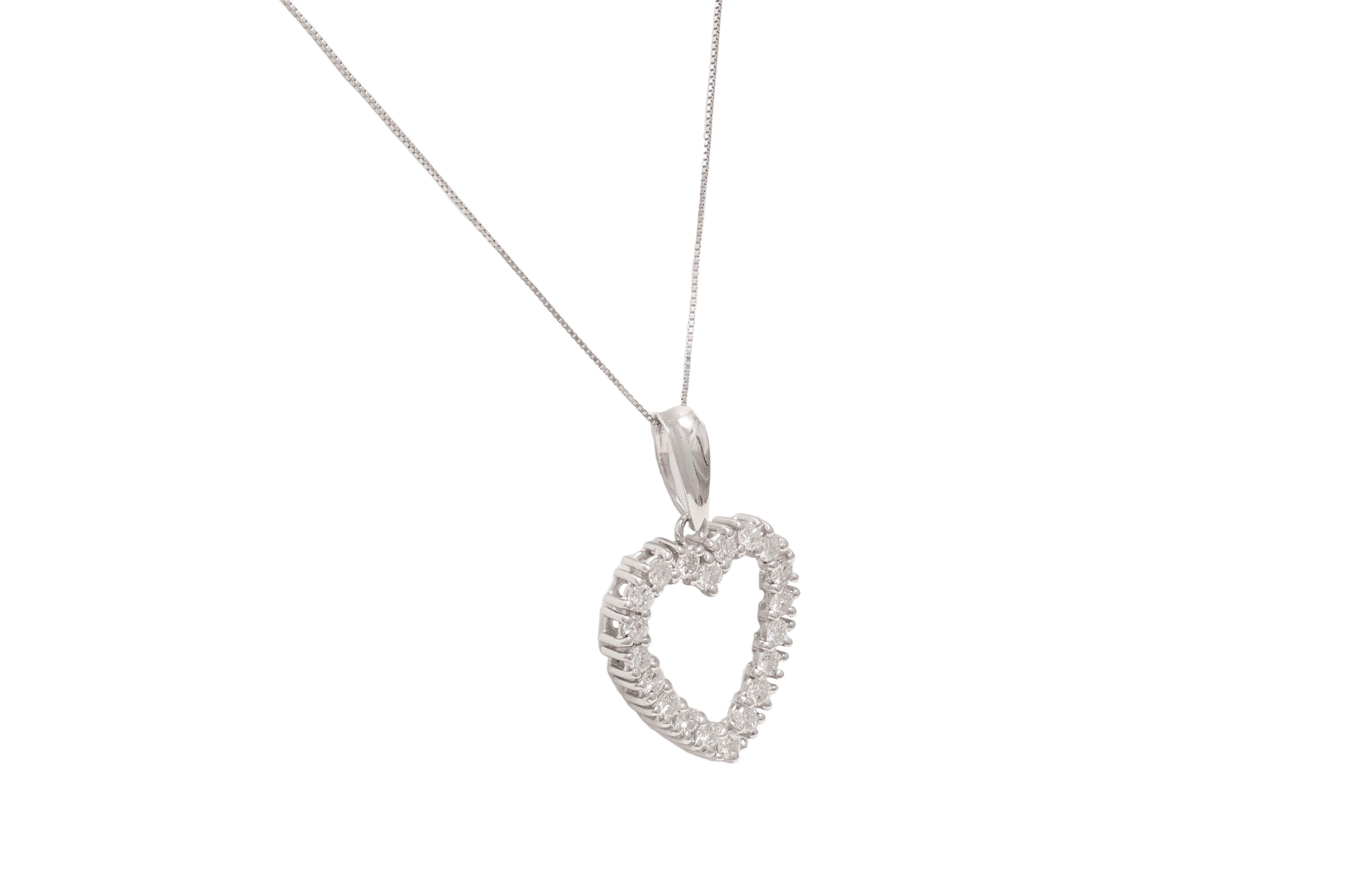Stunning 18 kt. White Gold Heart Pendant Necklace with 0.80 ct. Diamonds

Diamonds: brilliant cut diamonds, together 0.80 ct.

Material: 18 kt. white gold

Measurements pendant: 18 mm x 30 mm x 3.2 mm
Measurements necklace: 40 cm

Total weight: 3.7