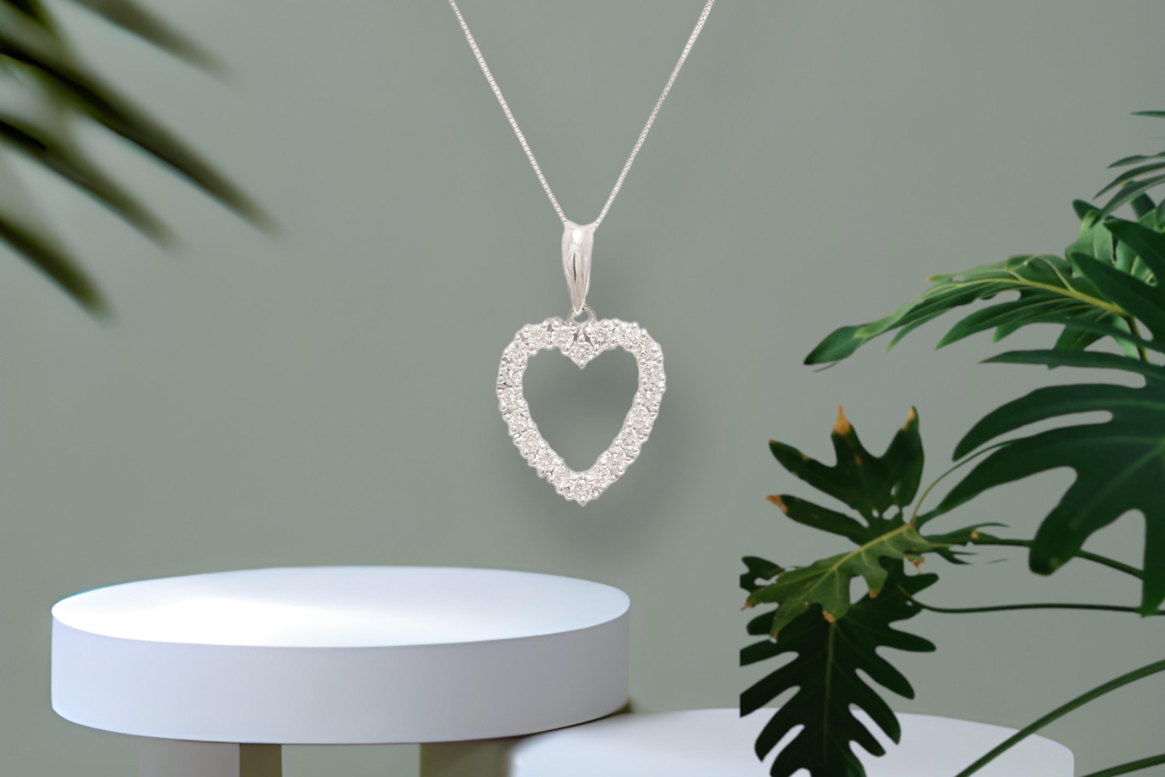 18 kt. White Gold Heart Pendant Necklace with 0.80 ct. Diamonds For Sale 2