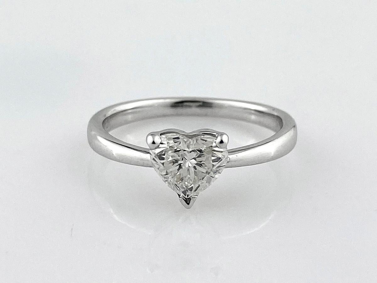 18 KT Weißgold Herzform Diamant Solitär Ring (Herzschliff) im Angebot