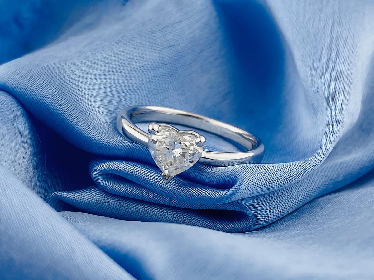 18 KT Weißgold Herzform Diamant Solitär Ring im Angebot 3