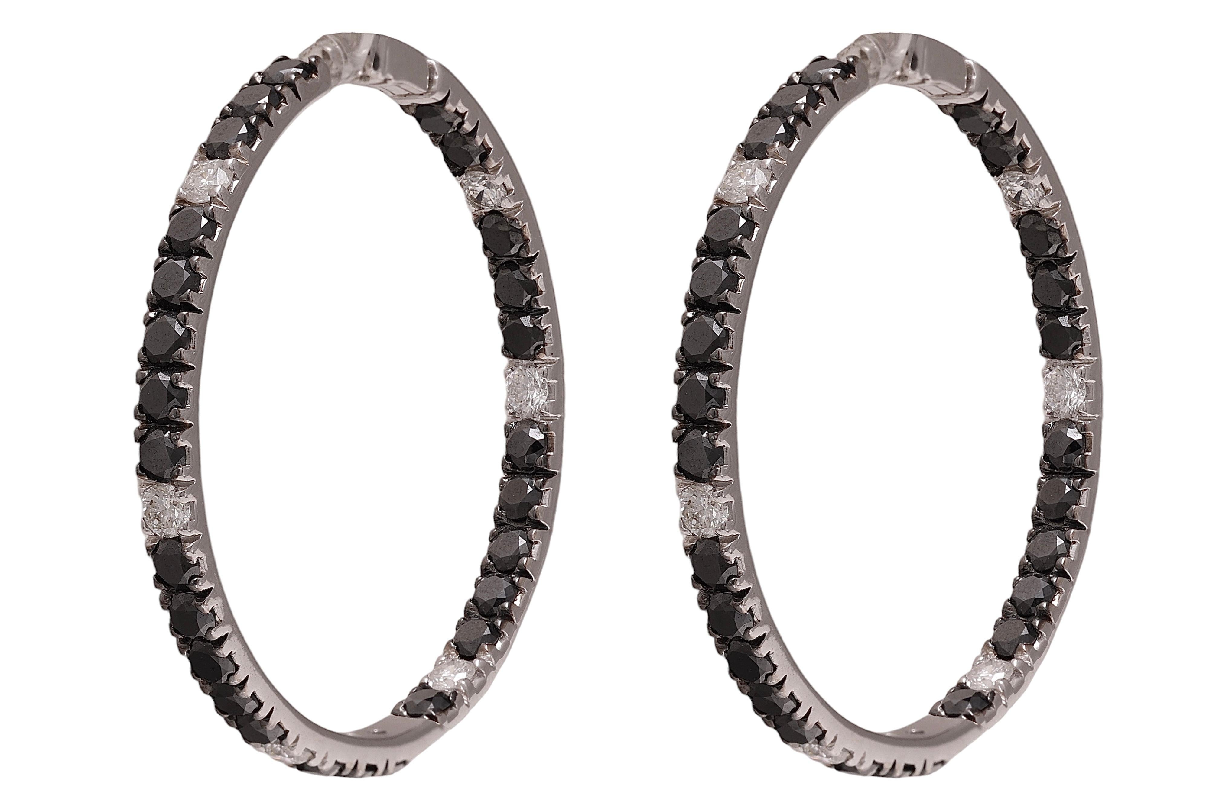 Wunderschöne große 18 kt. Weißgold Looping/Ring-Ohrringe mit 2,01 ct. Diamanten, 10,93 Karat. Schwarze Diamanten

Diamanten: weiße Diamanten im Brillantschliff, zusammen ca. 2,01 ct. G SI
Schwarze Diamanten zusammen ca. 10,93 ct.

MATERIAL: 18 kt.