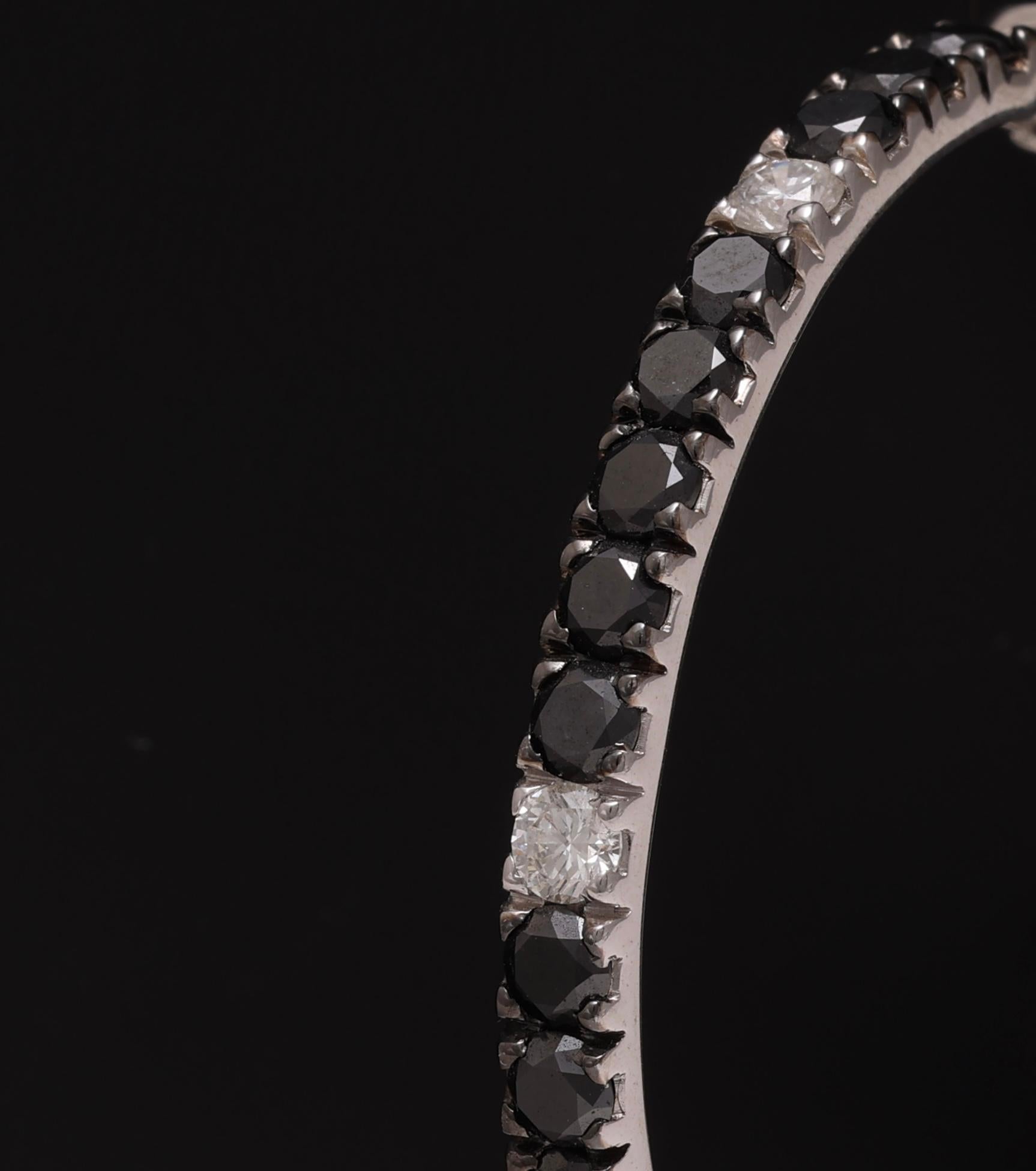 18 kt. Creolen aus Weißgold mit 2,01 Karat. Diamanten, 10,93 Karat. Schwarze Diamanten (Moderne) im Angebot