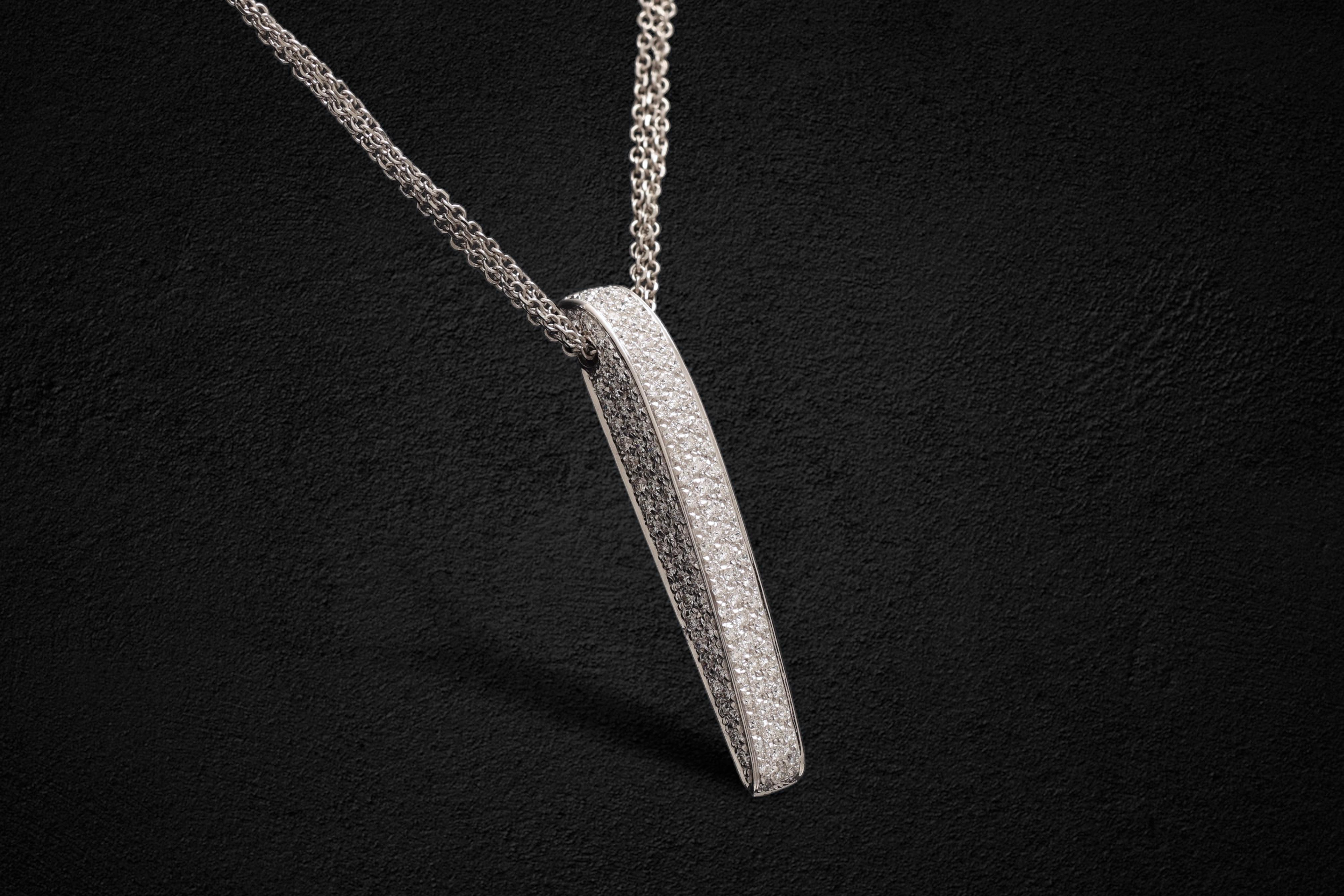 Set di diamanti con pavé in oro bianco 18 Kt Hulchi Belluni  Ciondolo / Collana in vendita 4
