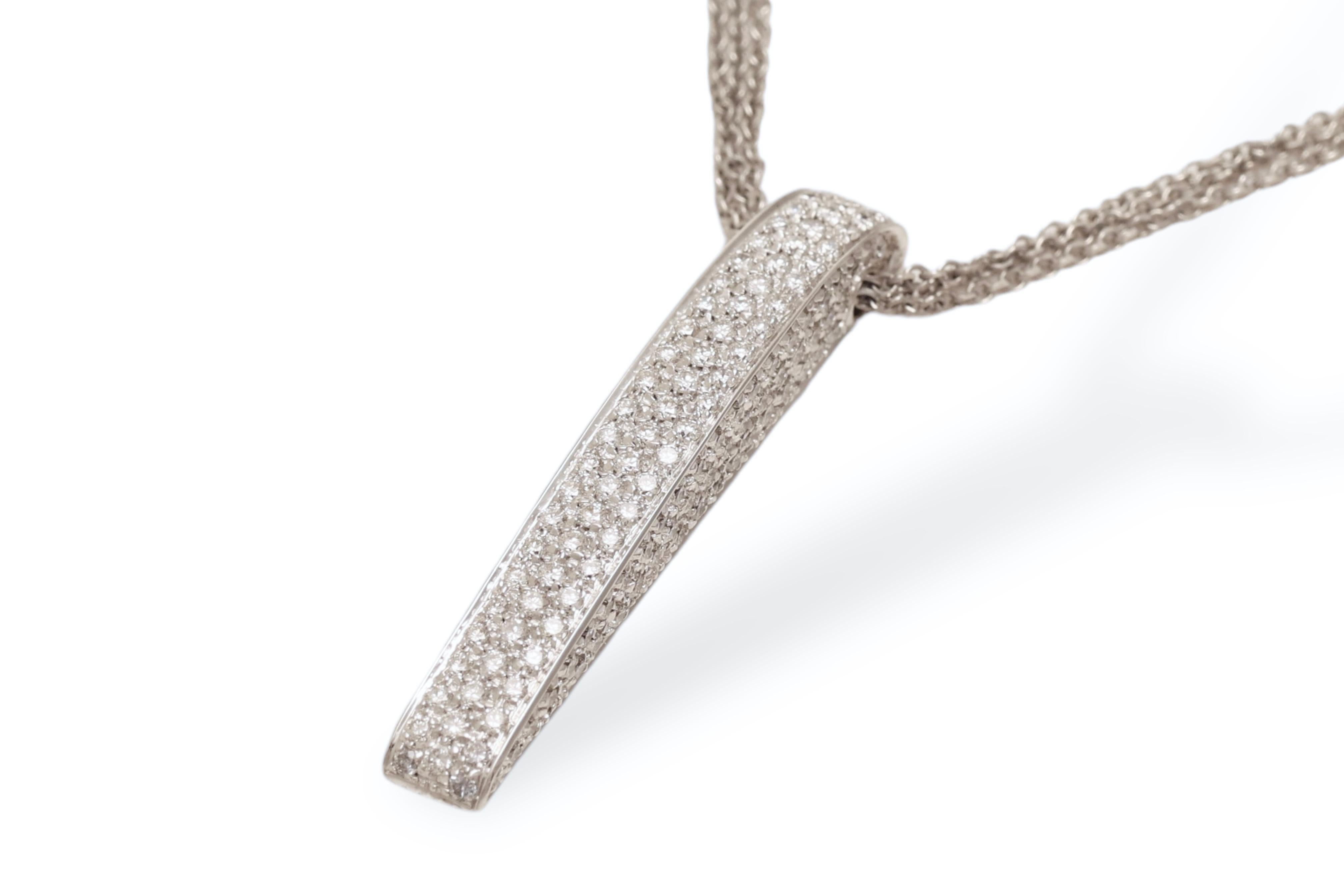 COLLANA HULCHI BELLUNI CONTEMPORANEA IN ORO BIANCO CON INCASTONATURA A PAVÉ DI DIAMANTI DI TAGLIO BRILLANTE

MATERIALE: oro bianco 18 kt

PESO: 10,6 grammi

Lunghezza: 38,20 mm, larghezza 5 mm

DIAMANTI: diamanti a taglio brillante, complessivamente