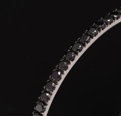 18 kt. Boucles d'oreilles Looping en or blanc avec 5.28 ct. Diamants noirs