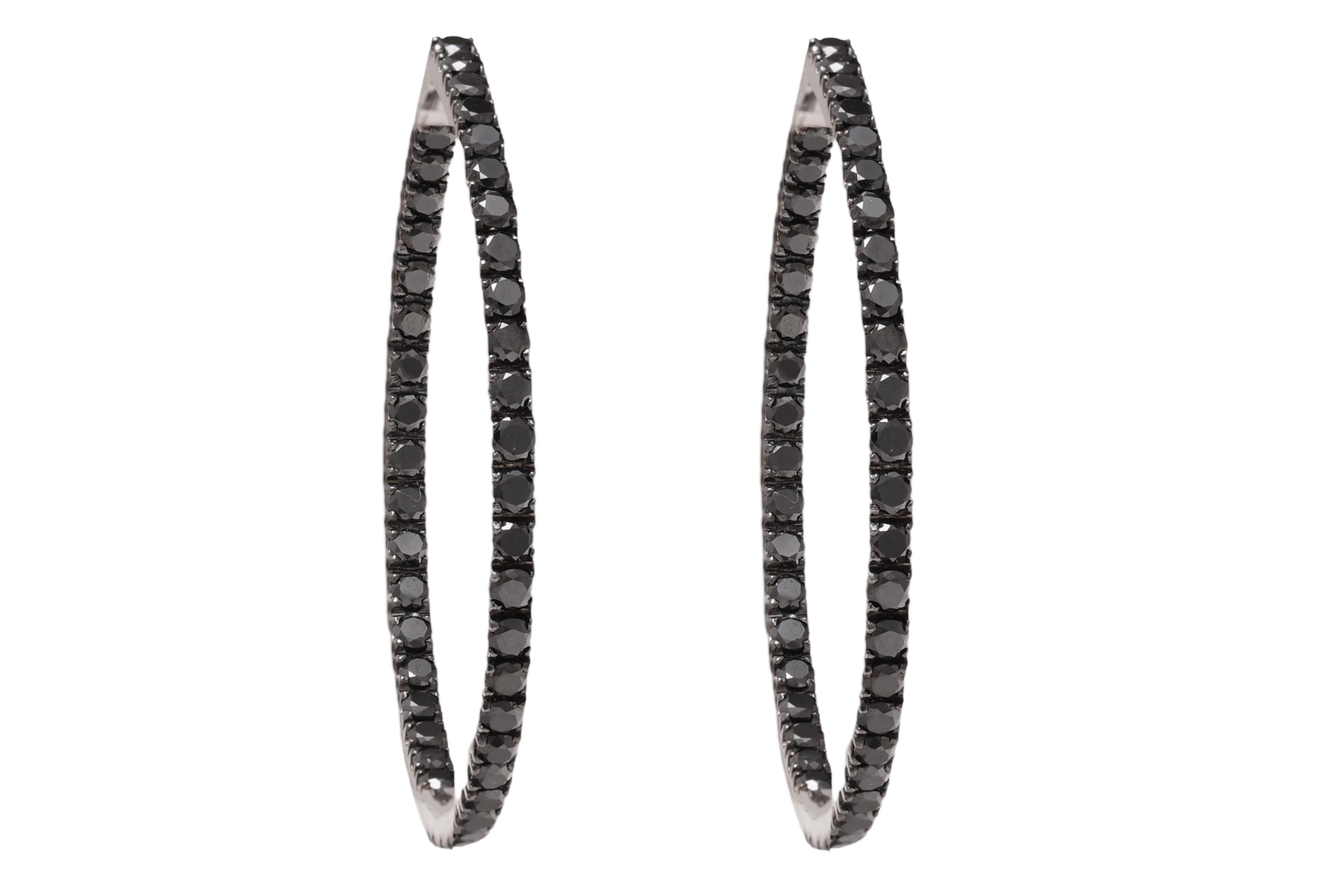 Moderne 18 kt. Boucles d'oreilles Looping en or blanc avec 5.28 ct. Diamants noirs en vente