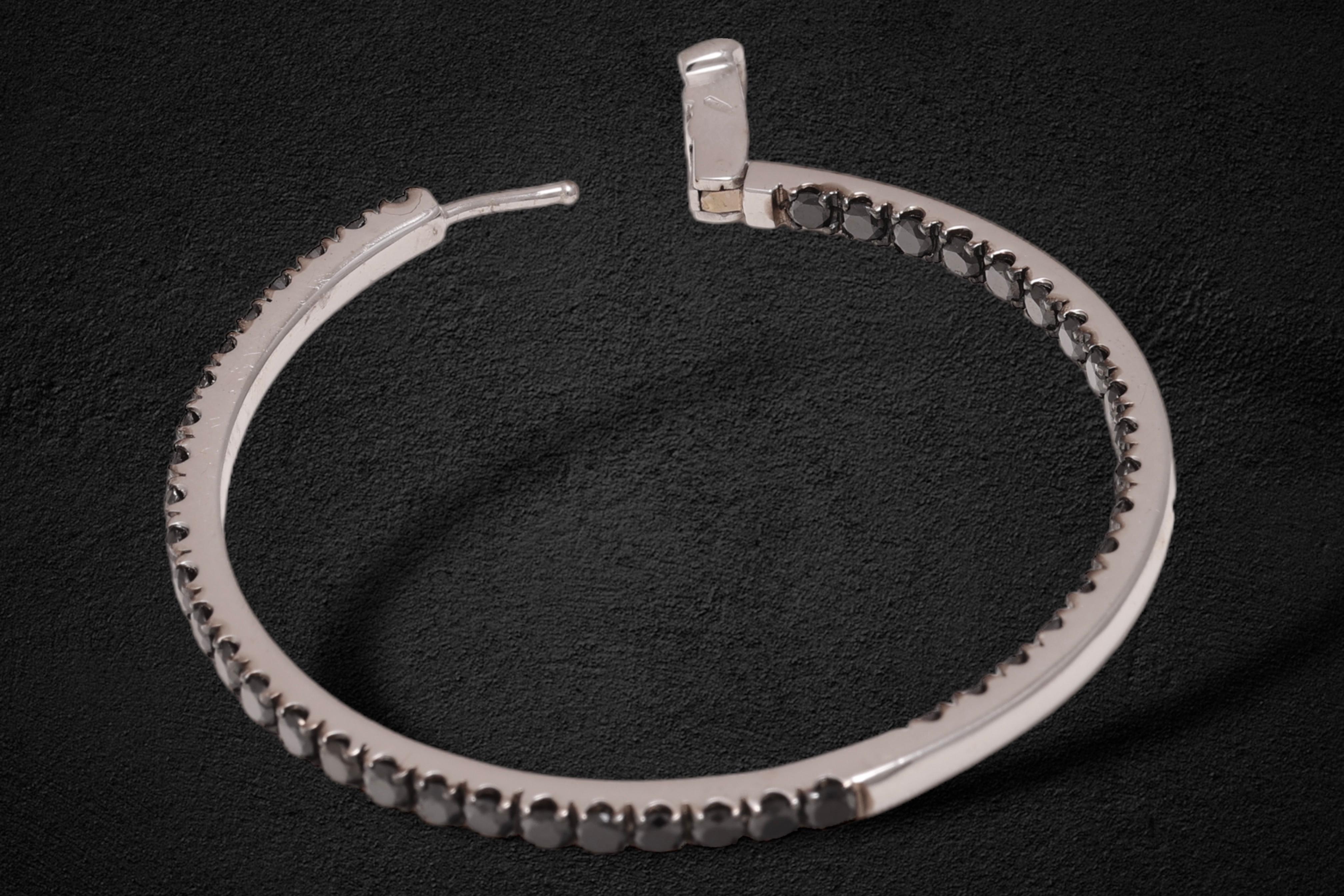 18 kt. Weißgold Loop-Ohrringe mit 5,28 ct. Schwarze Diamanten (Brillantschliff) im Angebot