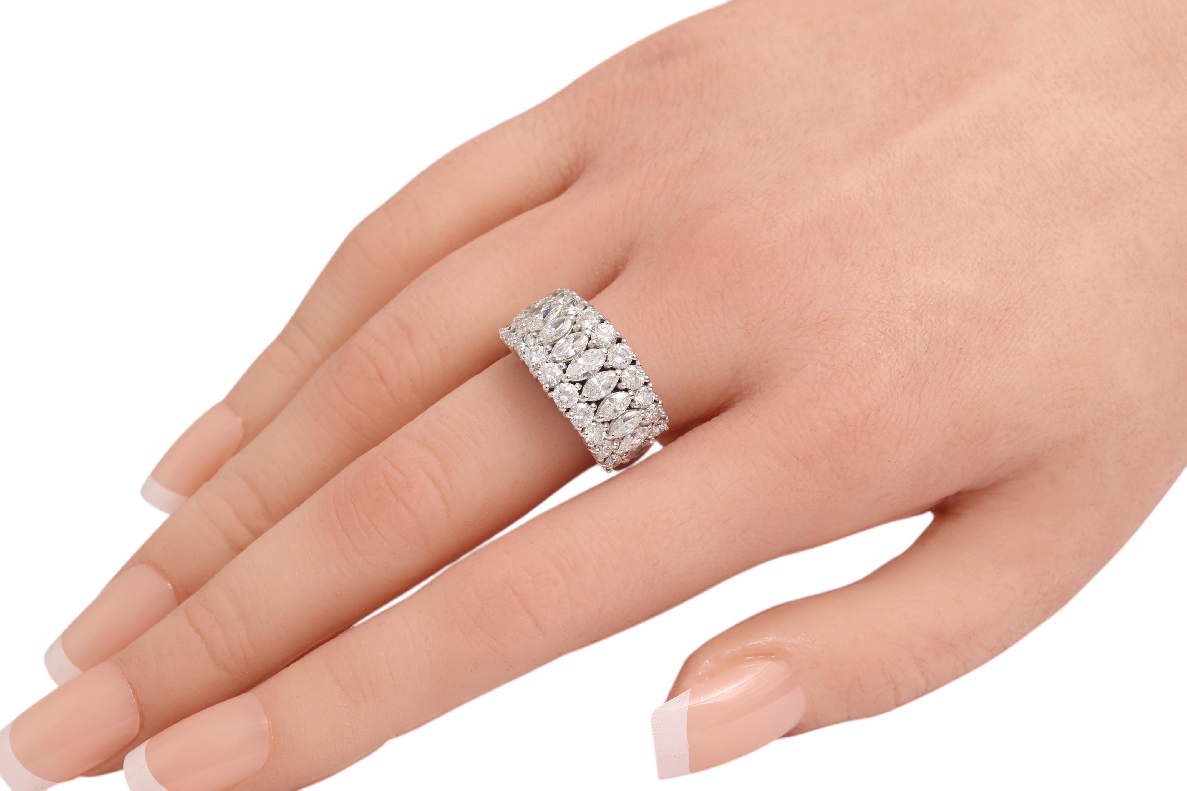 18 Kt White Gold Marquise & Brilliant Cut Diamonds Engagement Ring For Sale 5