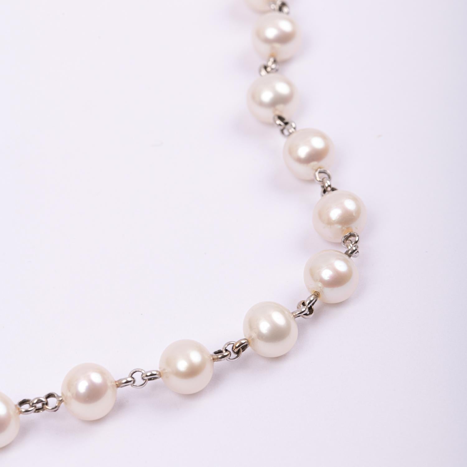 A very elegant white gold MIMI Chinese Pearl Necklace, white pearls diameter 7/7,5 and Chinese symbol in yellow gold.
Authentic, spontaneous, witty. Mimì Milano jewels abandon themselves to the sinuosity of the skin with naturalness and reveal the