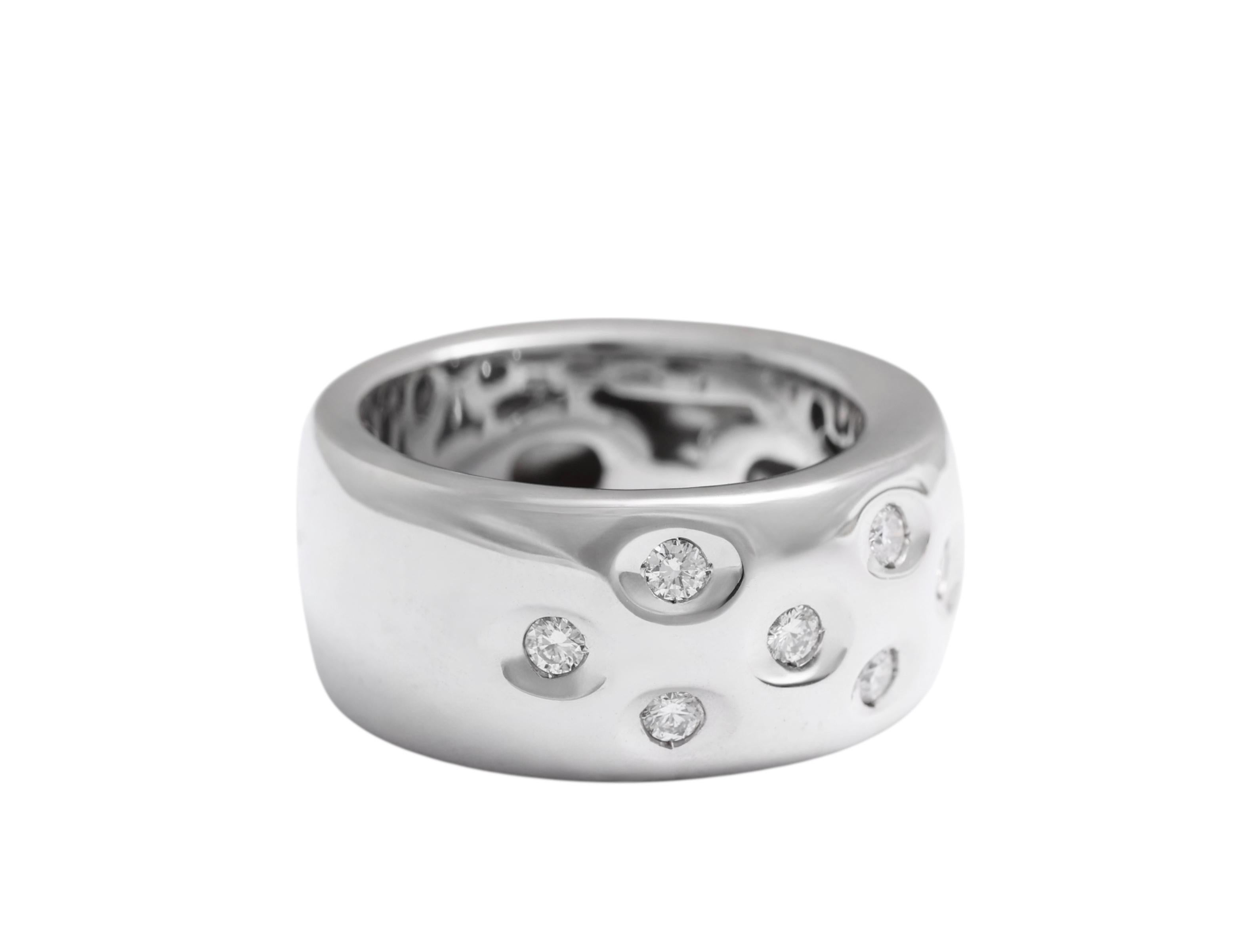 BAGUE EN OR BLANC 18 Kt AVEC DIAMANTS

MATERIAL : or blanc 18kt

POIDS : 16,9 grammes

TAILLE : 55 EU ( peut être redimensionnée gratuitement)

DIAMANTS : diamants de taille brillante, ensemble 0,49 cts