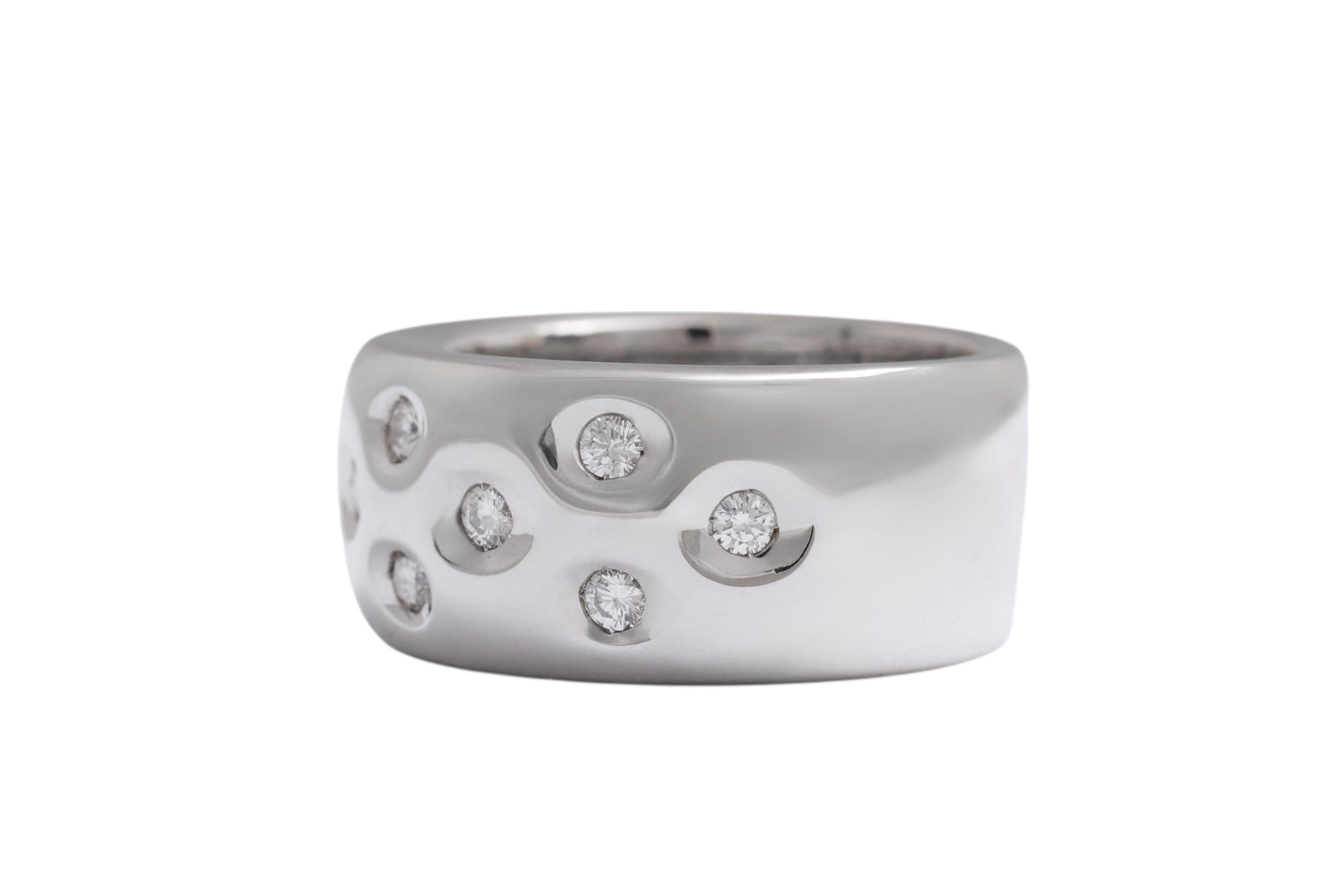 Moderne Bague moderne en or blanc 18 carats sertie de diamants en vente