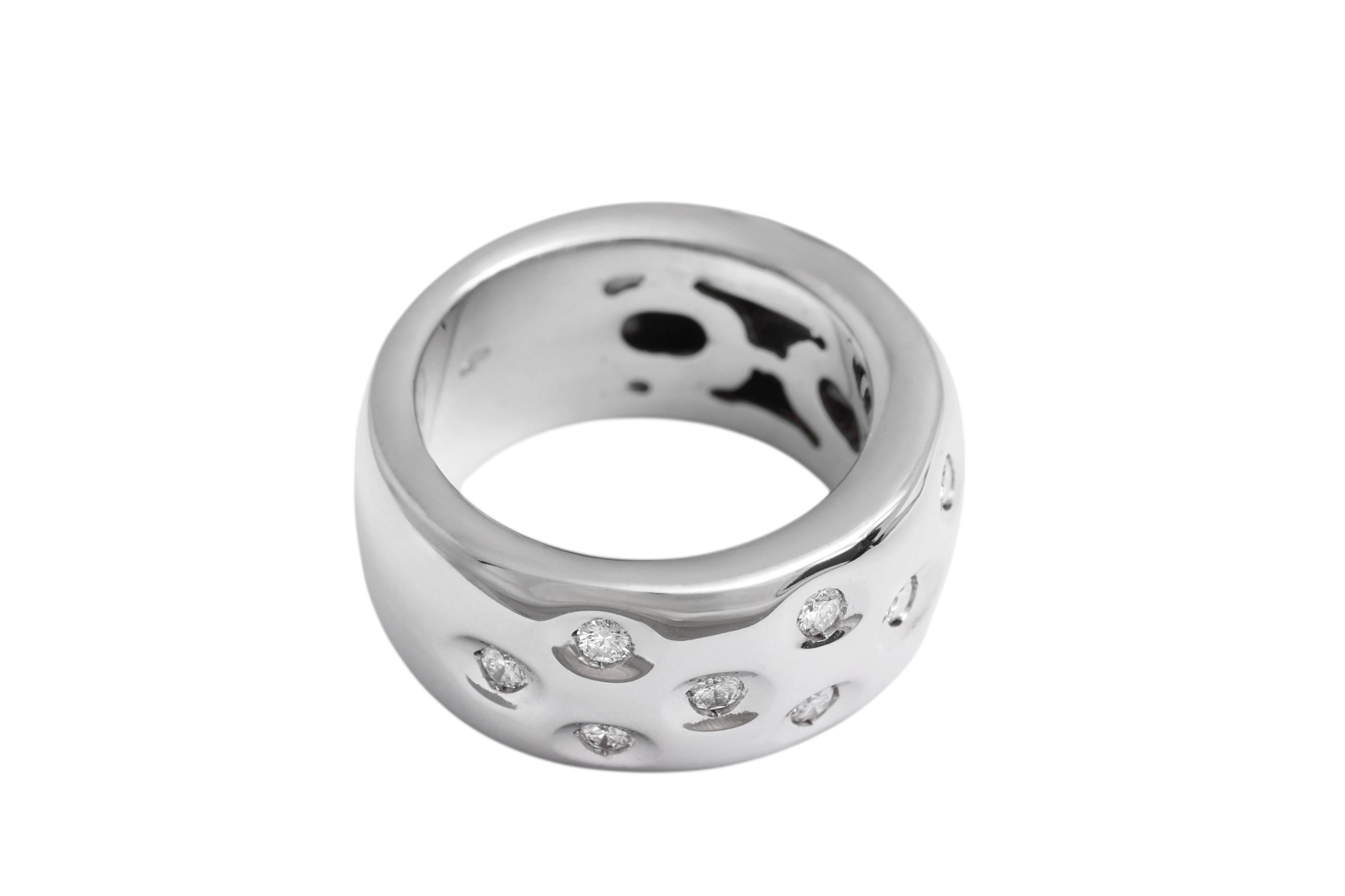 Taille brillant Bague moderne en or blanc 18 carats sertie de diamants en vente