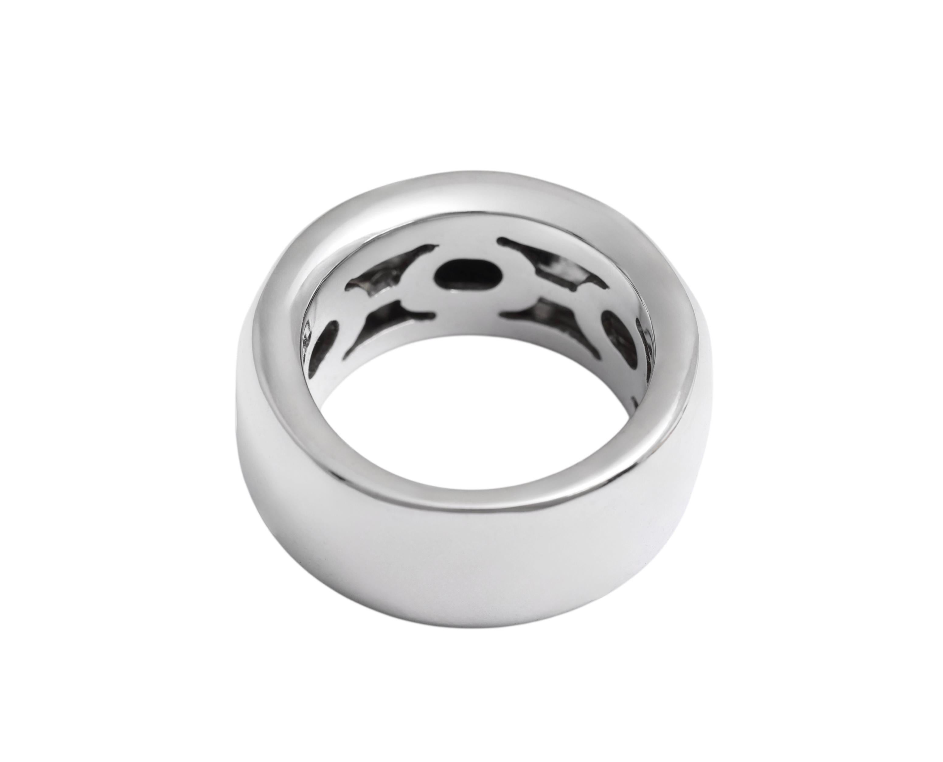 Bague moderne en or blanc 18 carats sertie de diamants Unisexe en vente