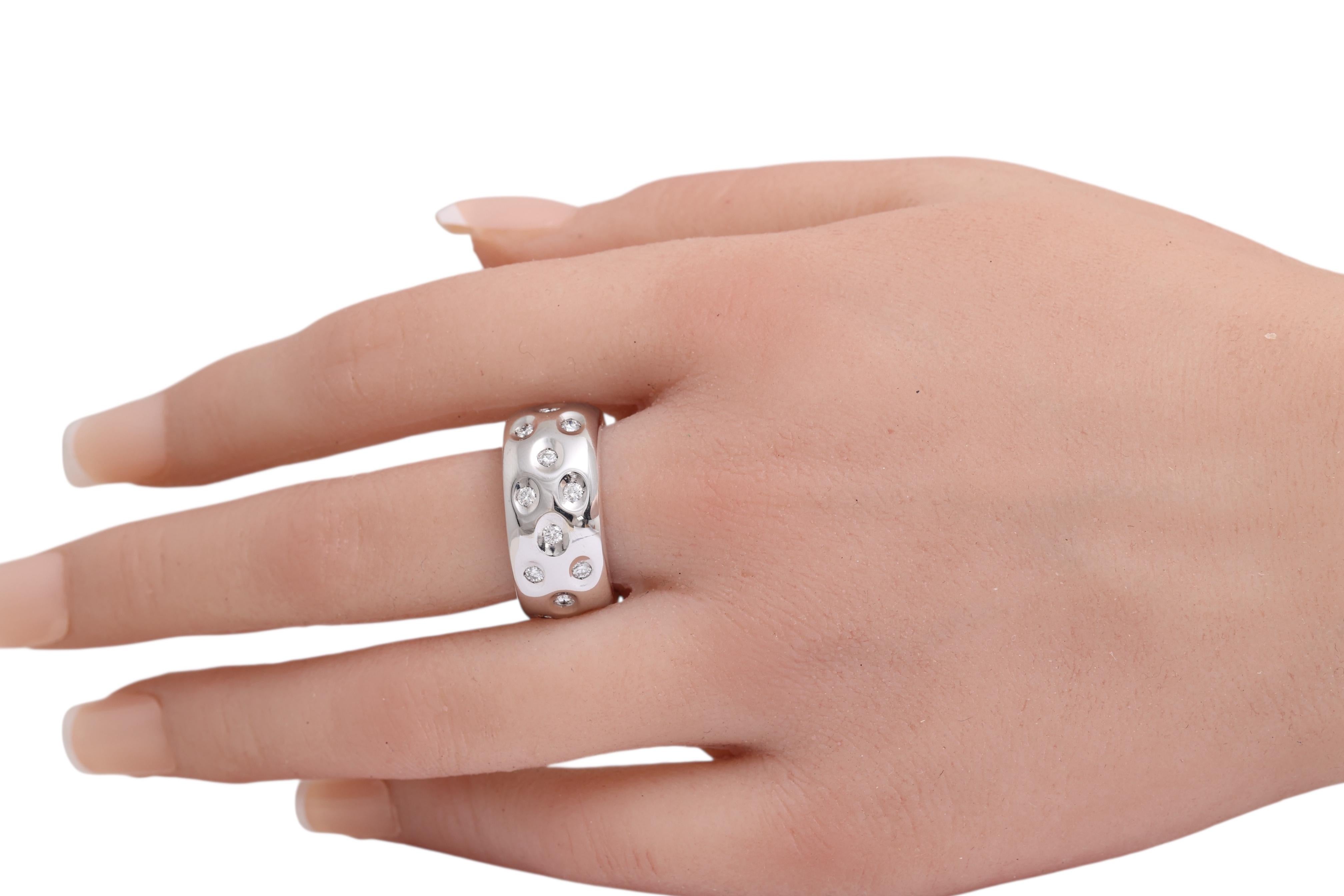Bague moderne en or blanc 18 carats sertie de diamants en vente 1